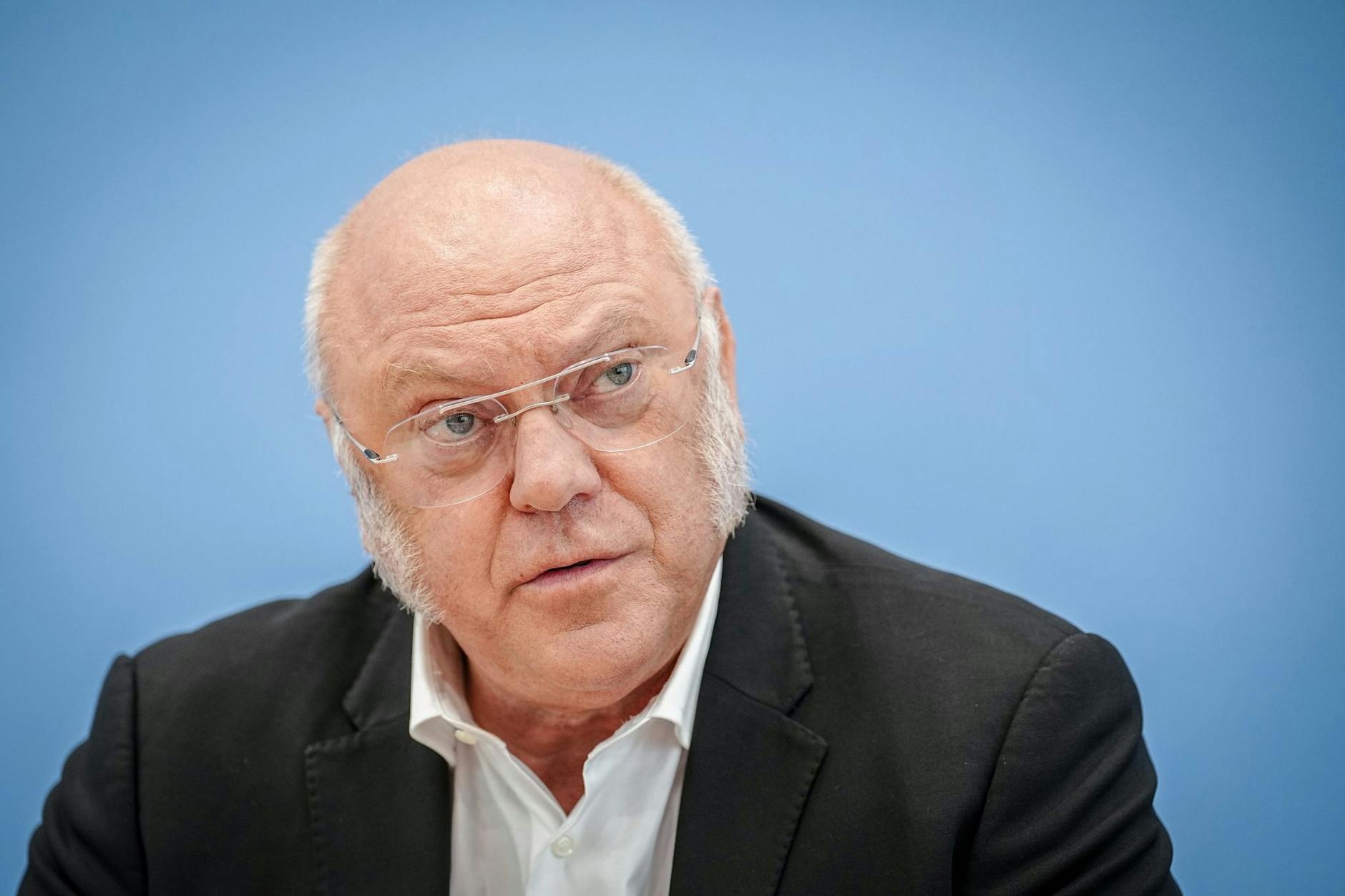 ARCHIV - Ulrich Schneider, Hauptgeschäftsführer des Paritätischen Gesamtverbands, sieht eine Welle der Widersprüche auf Jobcenter zukommen (Archivbild).