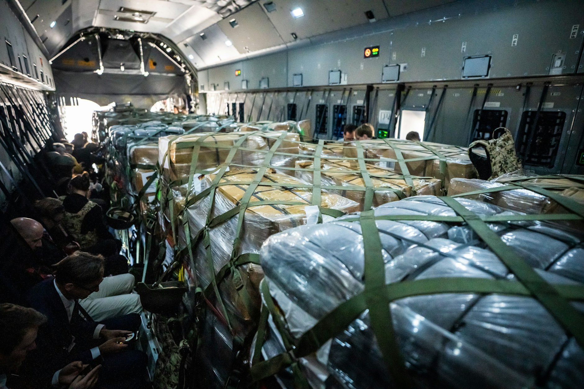 Come mostrano queste foto per la stampa: l'Airbus A400M non è solo pieno di aiuti umanitari.