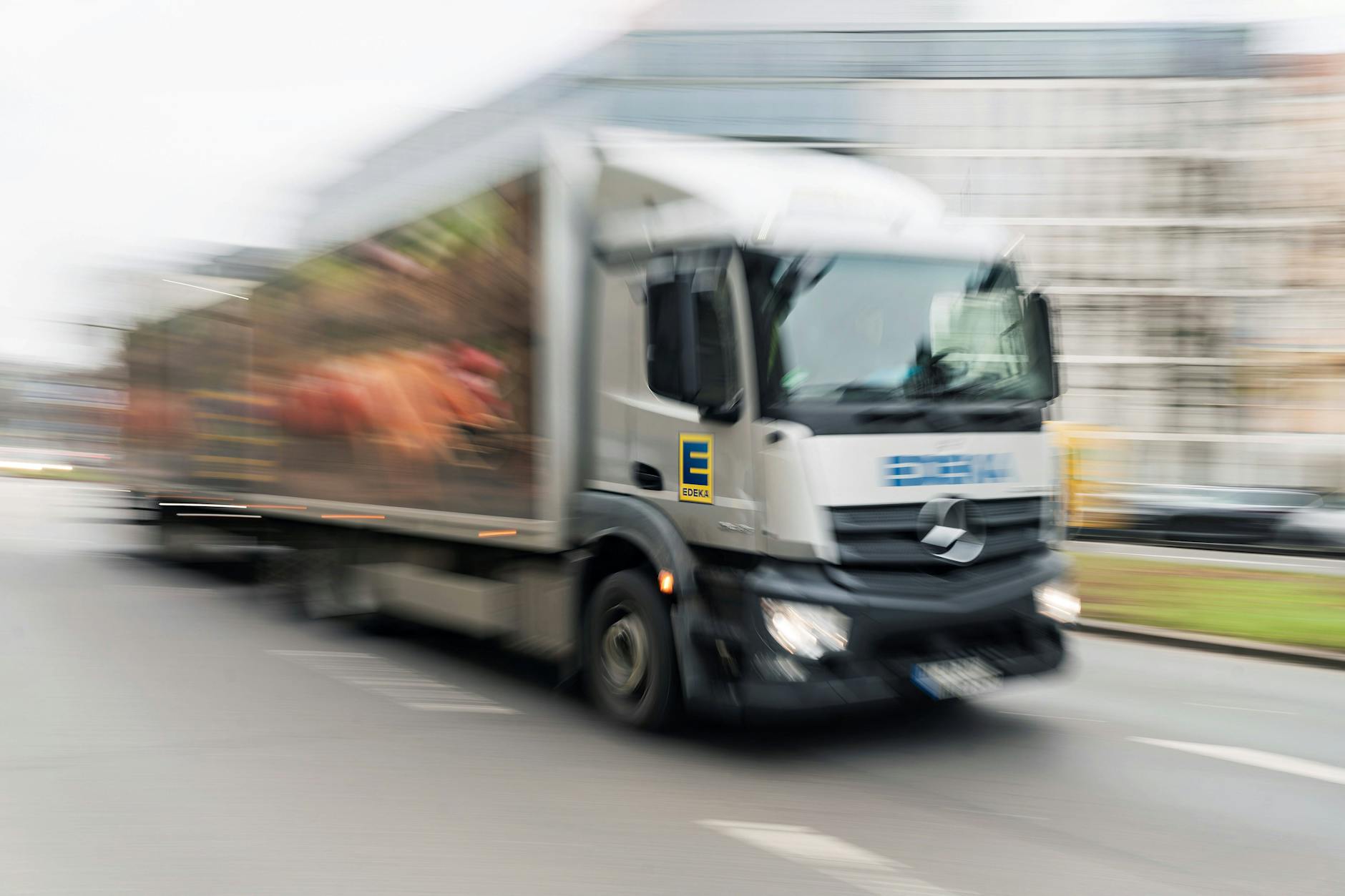 Die Sonntagsruhe darf diese Woche von Lkw gebrochen werden! Dahinter stecken die Bauernproteste.