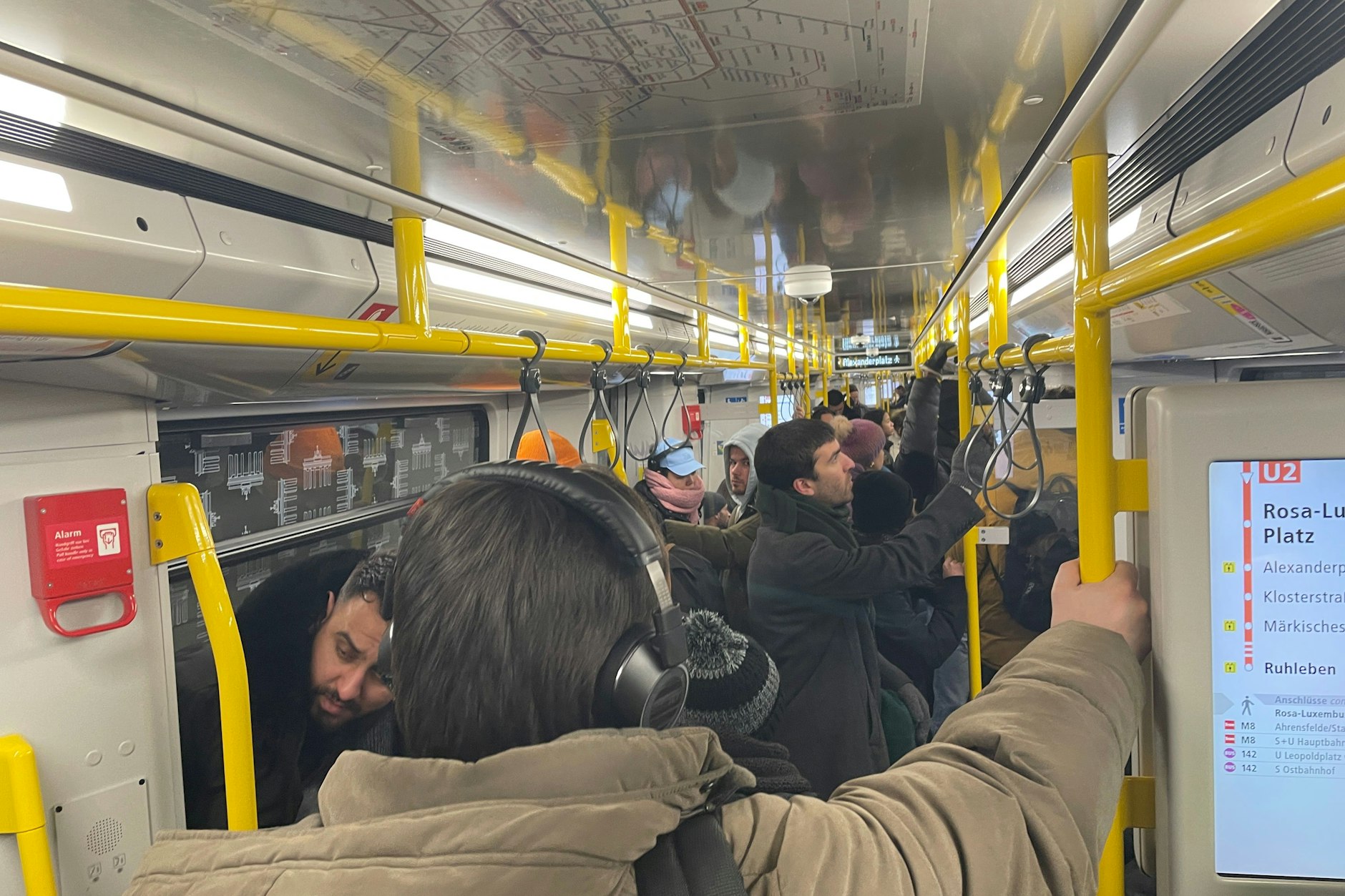 Die U2 füllte sich am Donnerstagabend wieder mit Fahrgästen.