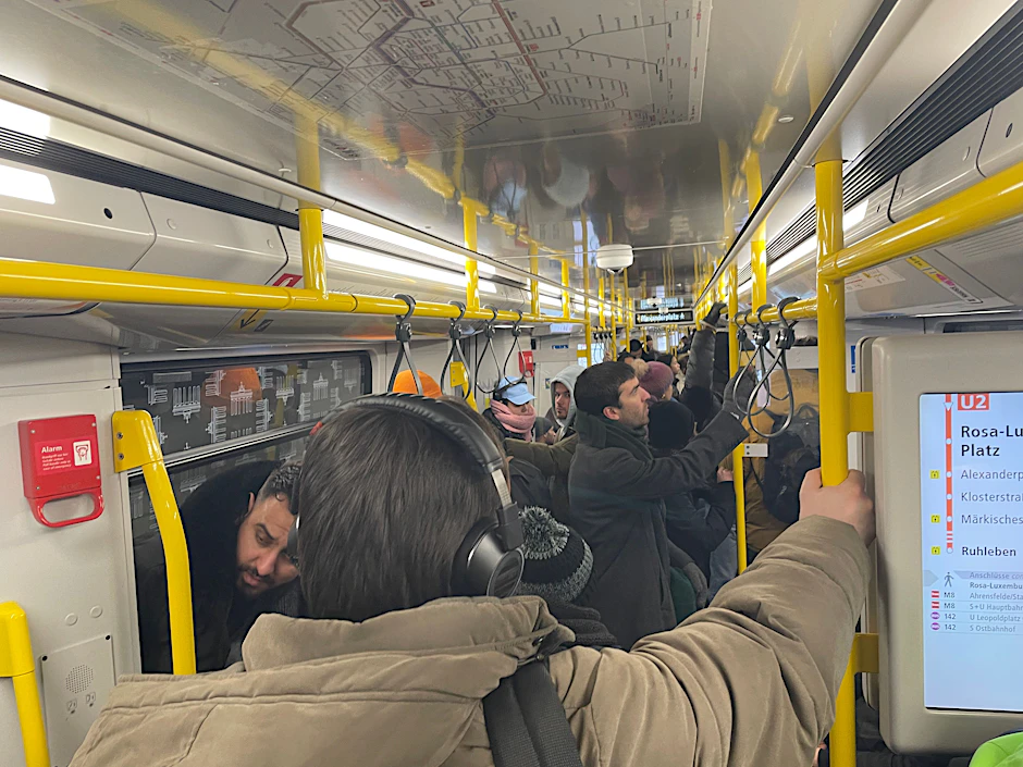Die U2 füllte sich am Donnerstagabend wieder mit Fahrgästen.