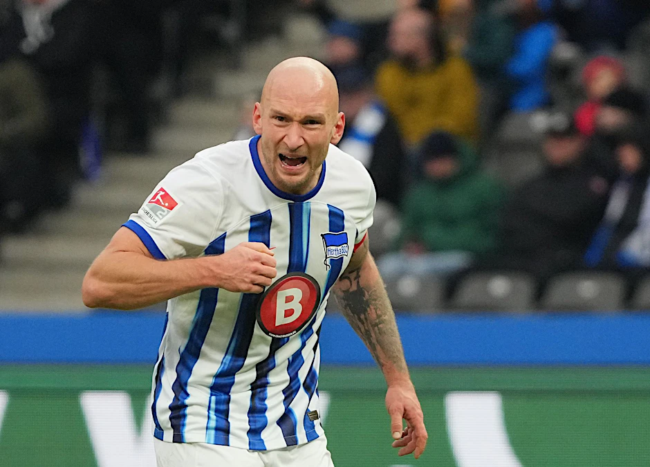 ARCHIV - Herthas Toni Leistner feuert seine Mitspieler an.  