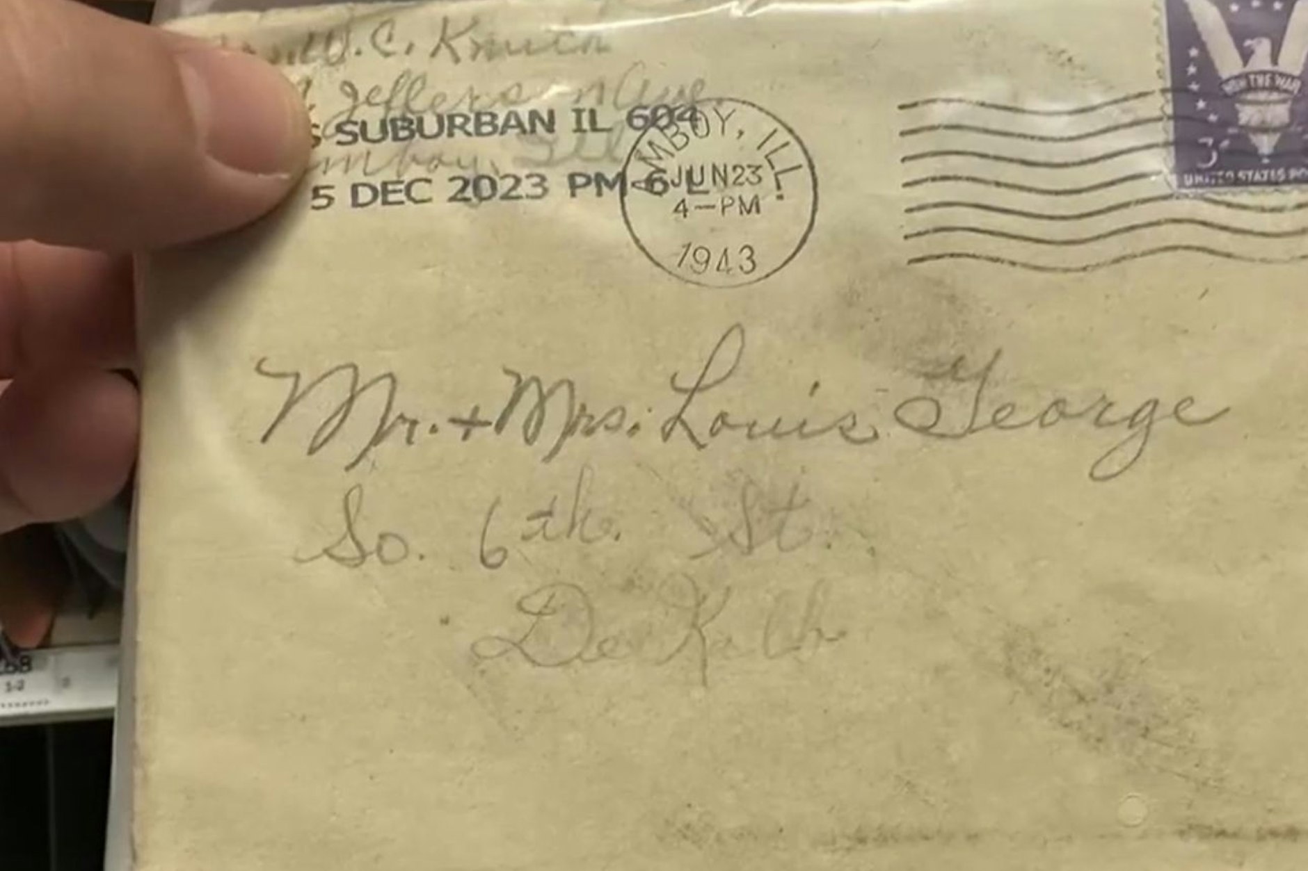 Der Brief von 1943 an „Mr. + Mrs. Louis George“ in DeKalb (Illinois). 80 Jahre später erreicht das Schreiben jetzt die Töchter des Ehepaares