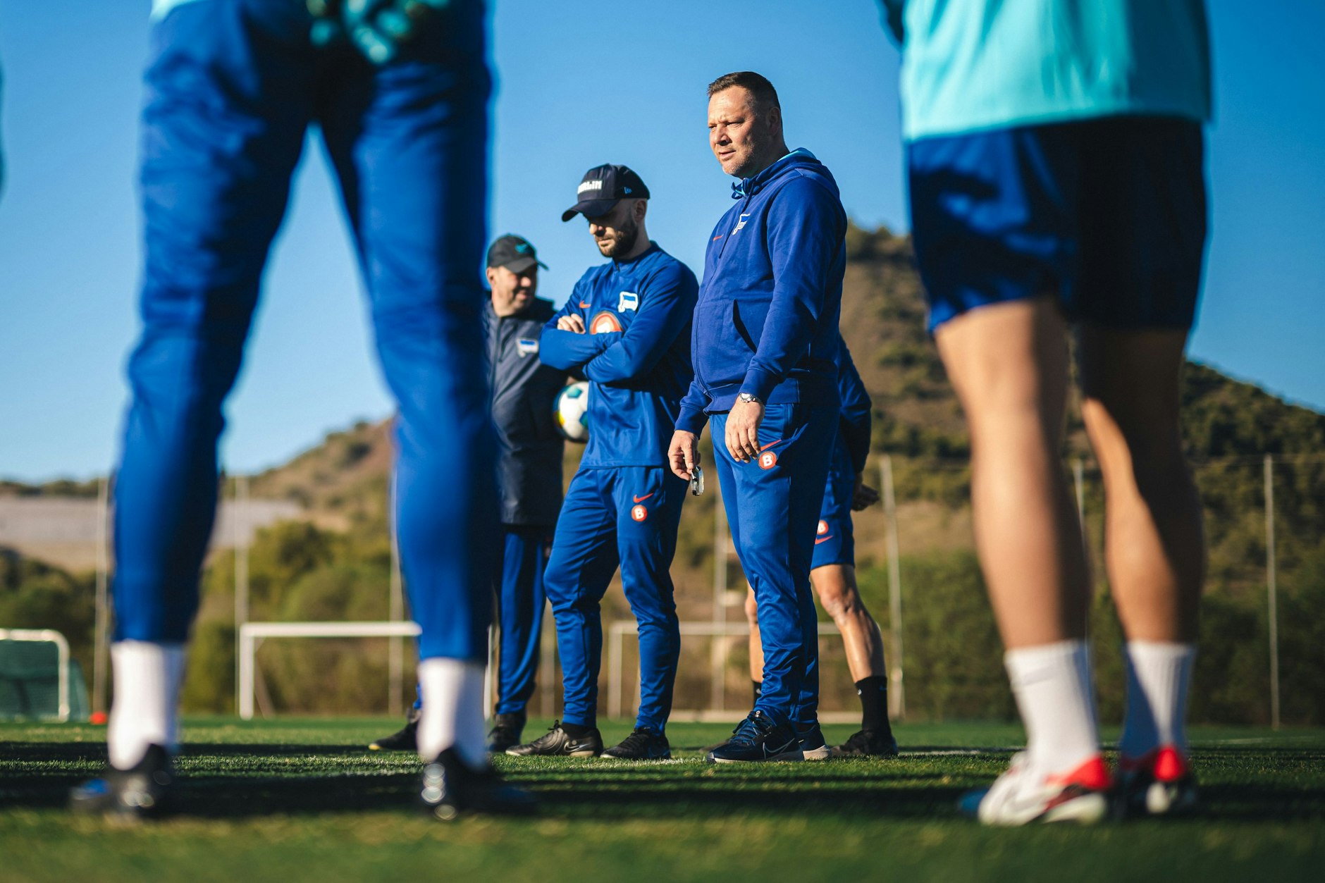Herthas Trainer Pal Dardai versammelt das Team auf dem Camp im spanischen Murcia. Nach dem 0:3-Test gegen KV Mechelen gab es viel zu reden.