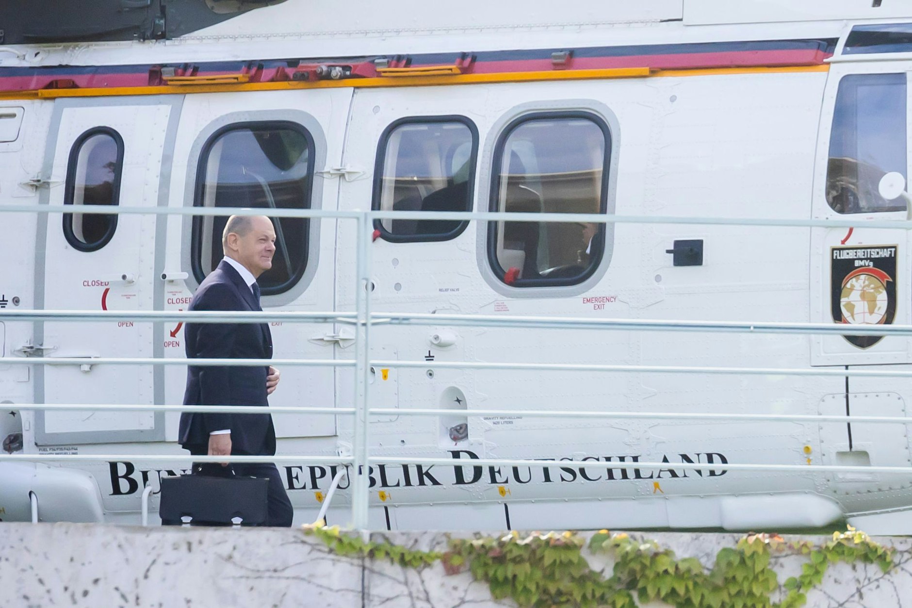 Bundeskanzler Olaf Scholz steigt im Kanzlergarten des Bundeskanzleramtes in einen Hubschrauber der Luftwaffe, um zum militärischen Teil des Hauptstadtflughafens BER zu fliegen.