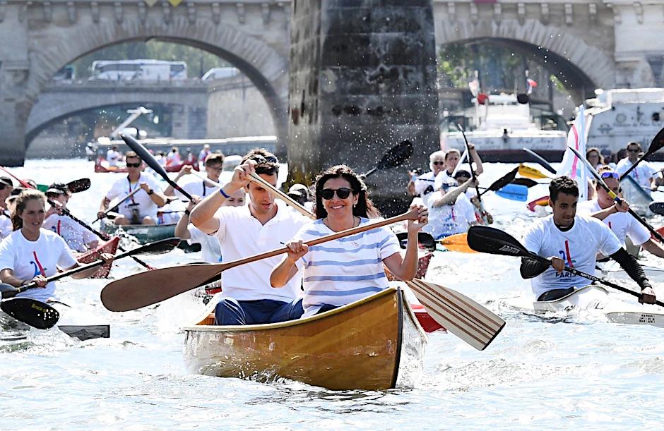 ARCHIV - Anne Hidalgo (vorne) paddelt auf der Seine.  