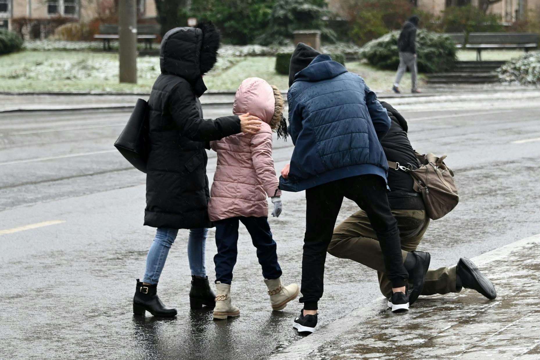 Der Deutsche Wetterdienst warnt vor Glatteis in Berlin.