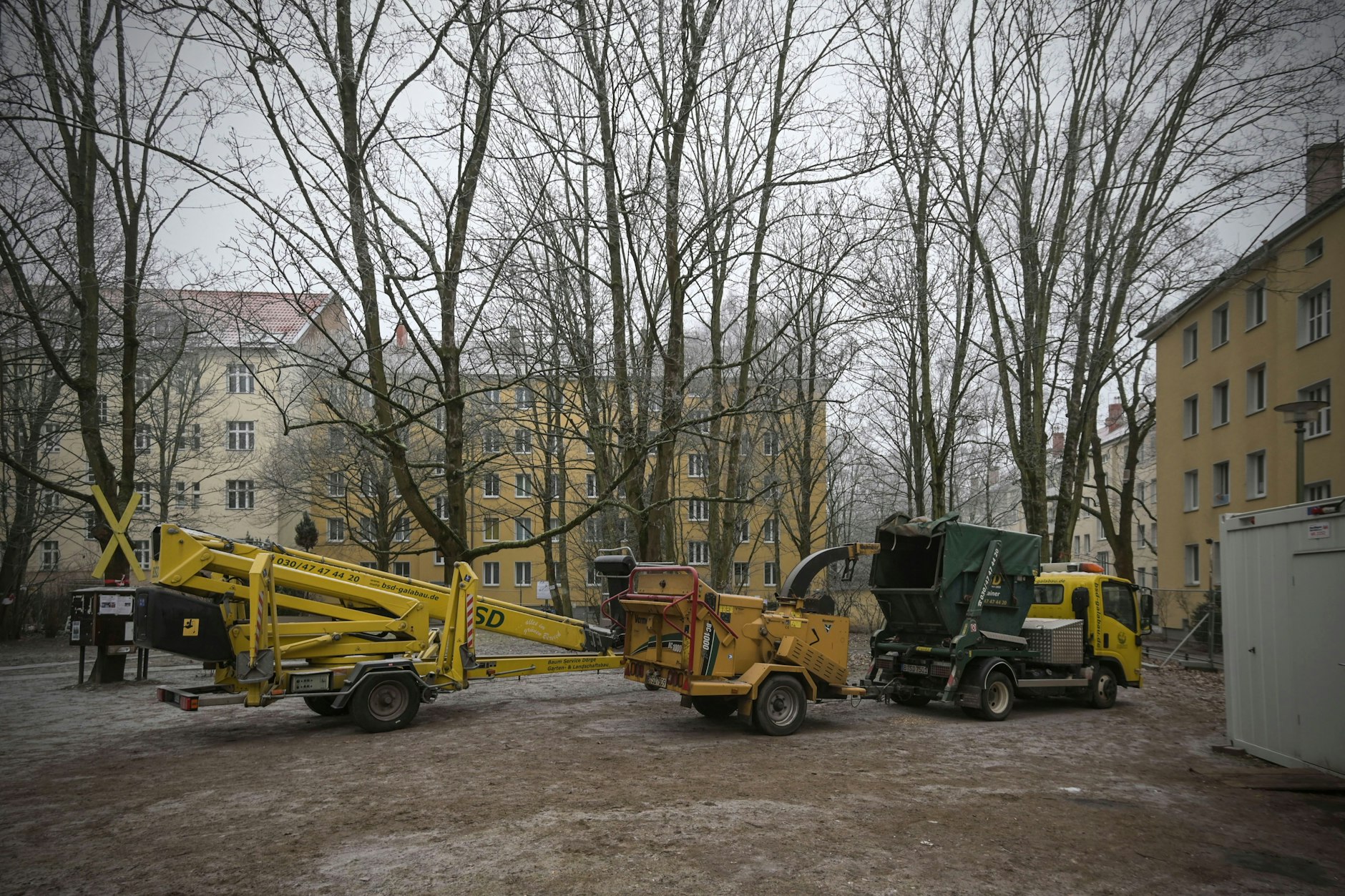 Hier möchte die Gesobau Bäume für die Nachverdichtung fällen. Die Gerätschaften rückten schon an. 