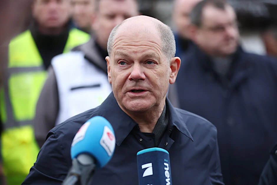 Bundeskanzler Olaf Scholz gibt ein Statement ab.  