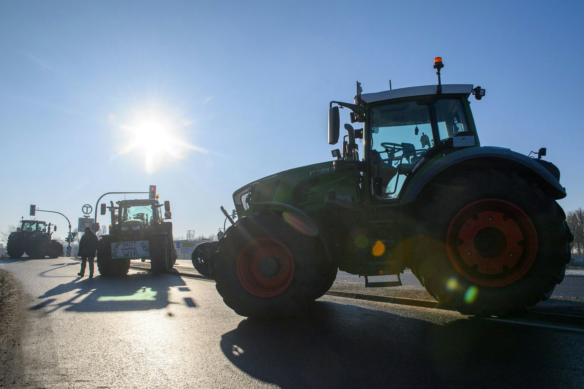 Landwirte blockieren am frühen Morgen die Auffahrt auf die A2 in Richtung Berlin.&nbsp;