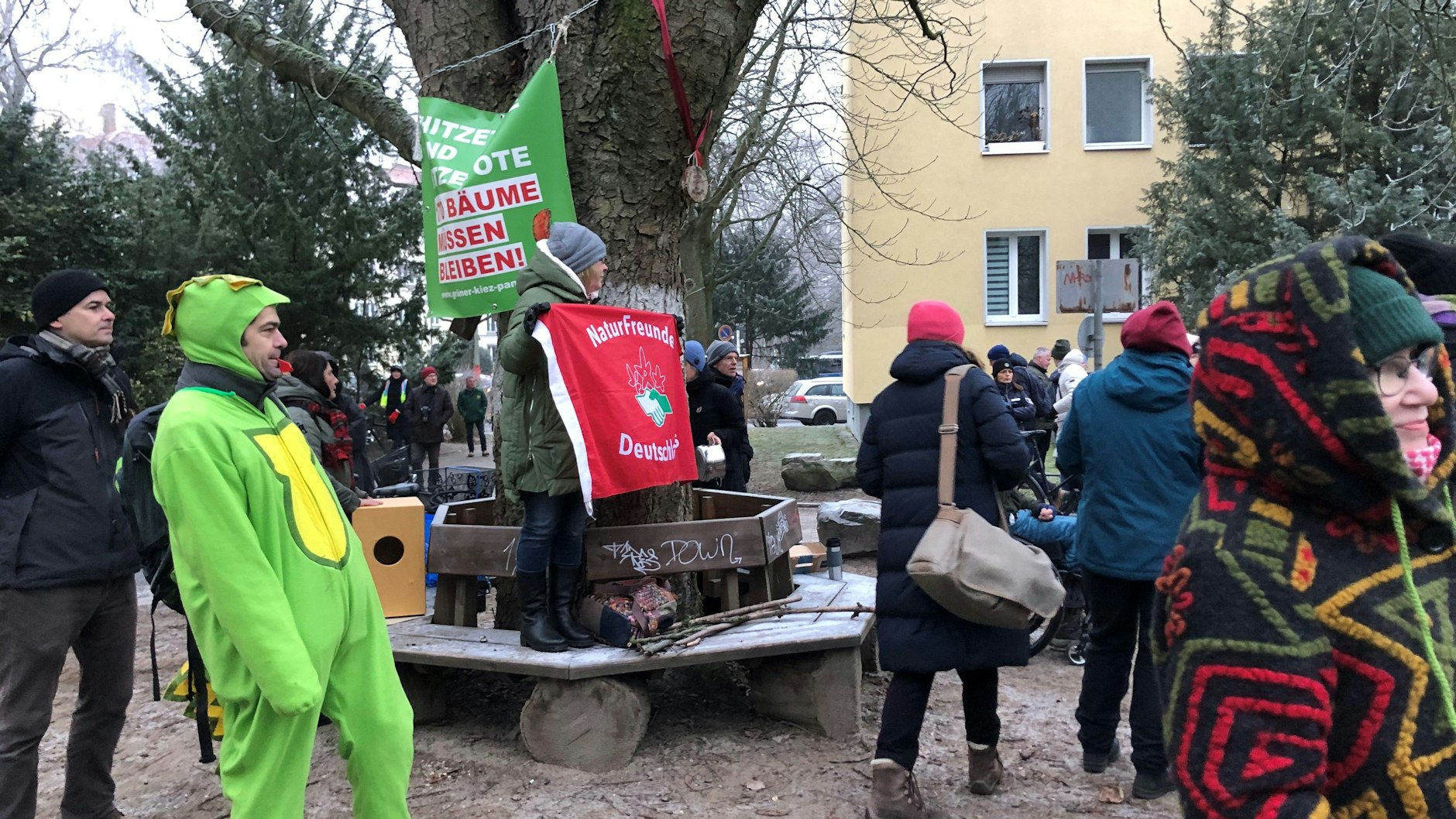 Pfeifkonzert gegen Baumrodung im Pankower Schloßpark-Kiez an der Ossietzkystraße.&nbsp;