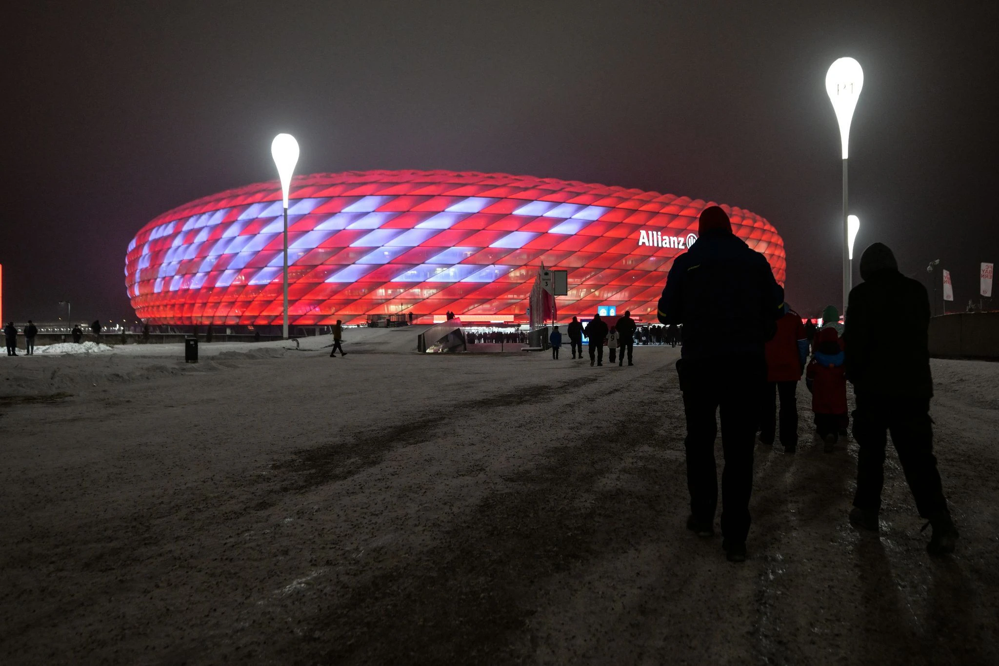 dpatopbilder - Der Schriftzug «Danke Franz» ziert die Allianz Arena in München an diesem Abend als ein Zeichen des Abschieds von der wohl größten deutschen Fußball-Legende. Franz Beckenbauer ist am 7. Januar im Alter von 78 Jahren verstorben.  