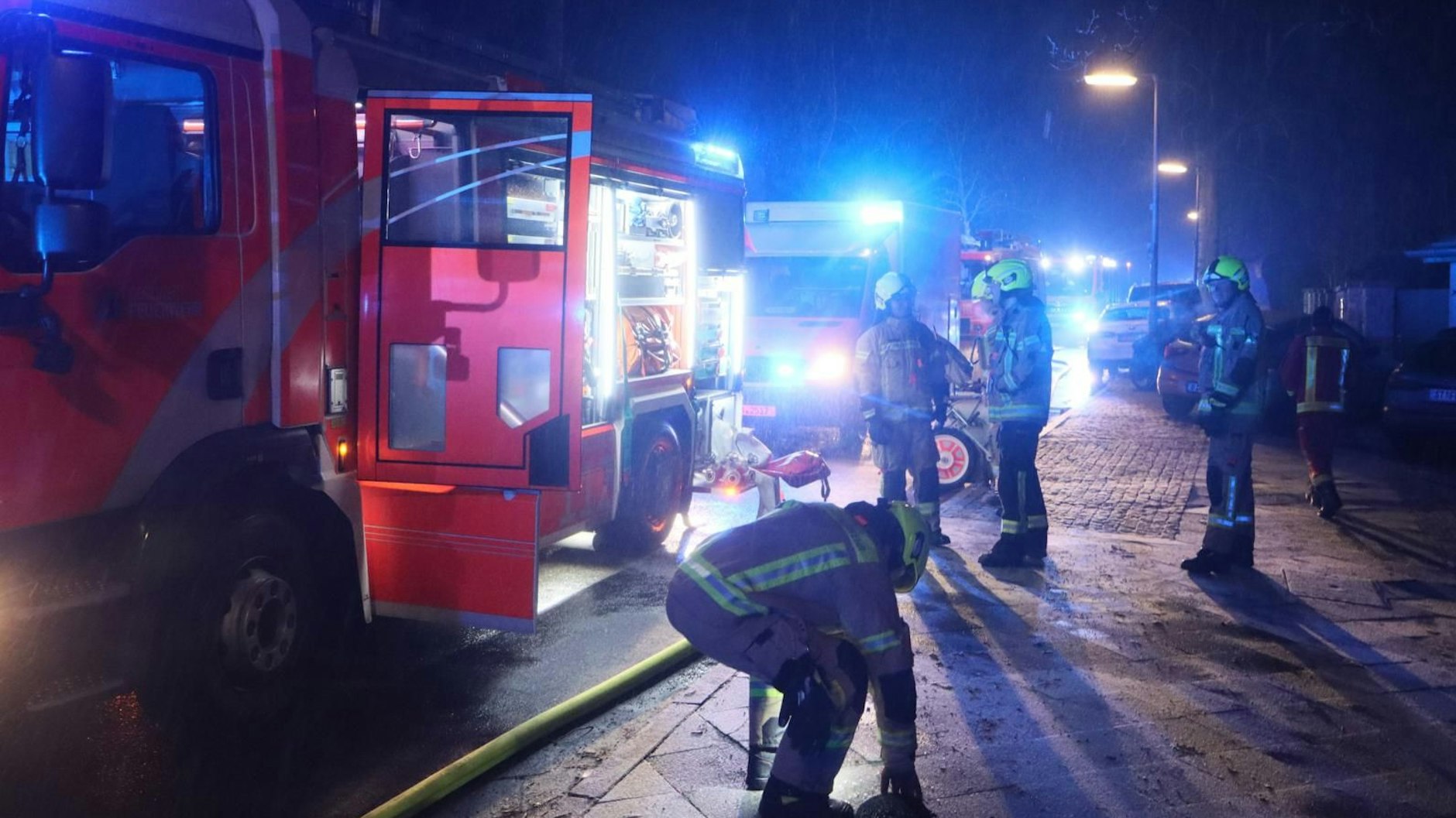 Bei einem Brand in Steglitz wurde ein Mieter verletzt, musste ins Krankenhaus.