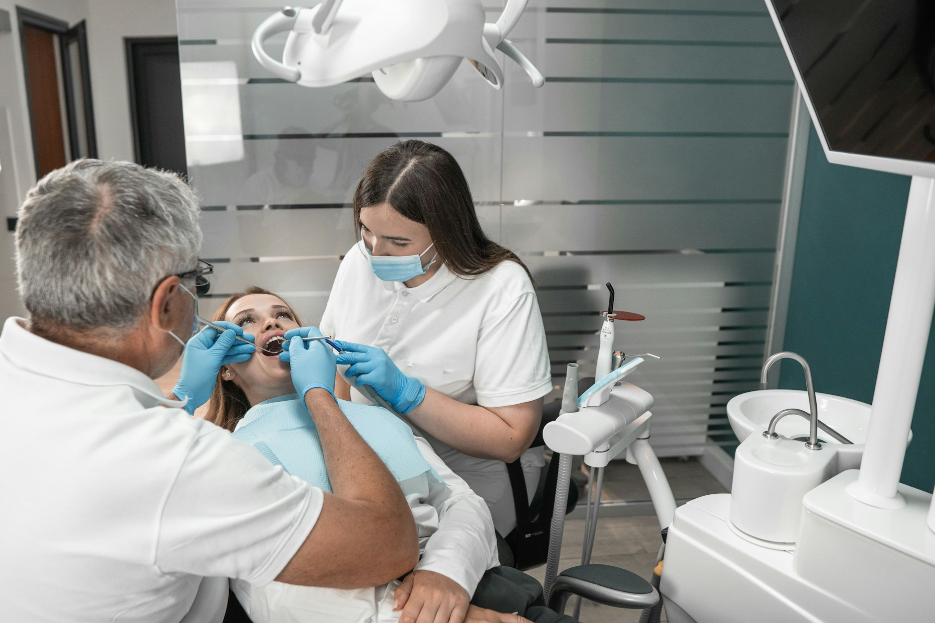 Dürften Zahnärzte die Behandlung ablehnen, weil der Patient eine andere politische Einstellung hat? Die Frage wirft der Aushang eines Zahnmediziners in Niedersachsen auf.