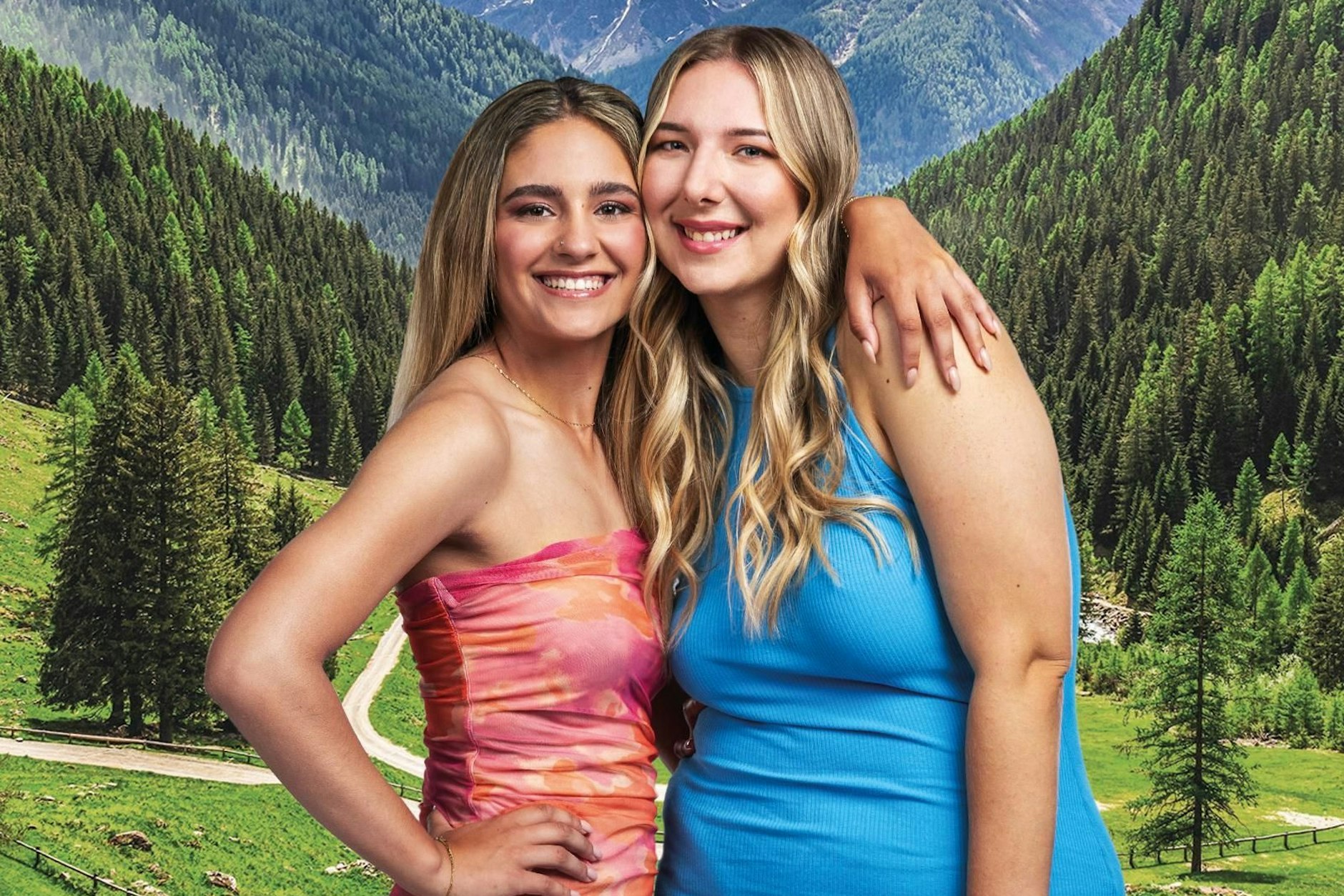 Die beiden „Forsthaus Rampensau“-Teilnehmerinnen Jada (l.) und Joelina Karabas (r.) sind die Töchter von Daniela Büchner.