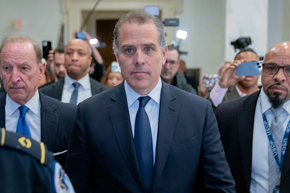 Gegen Hunter Biden (M) wurde im Dezember wegen mehrerer Steuerdelikte Anklage erhoben.&nbsp;
