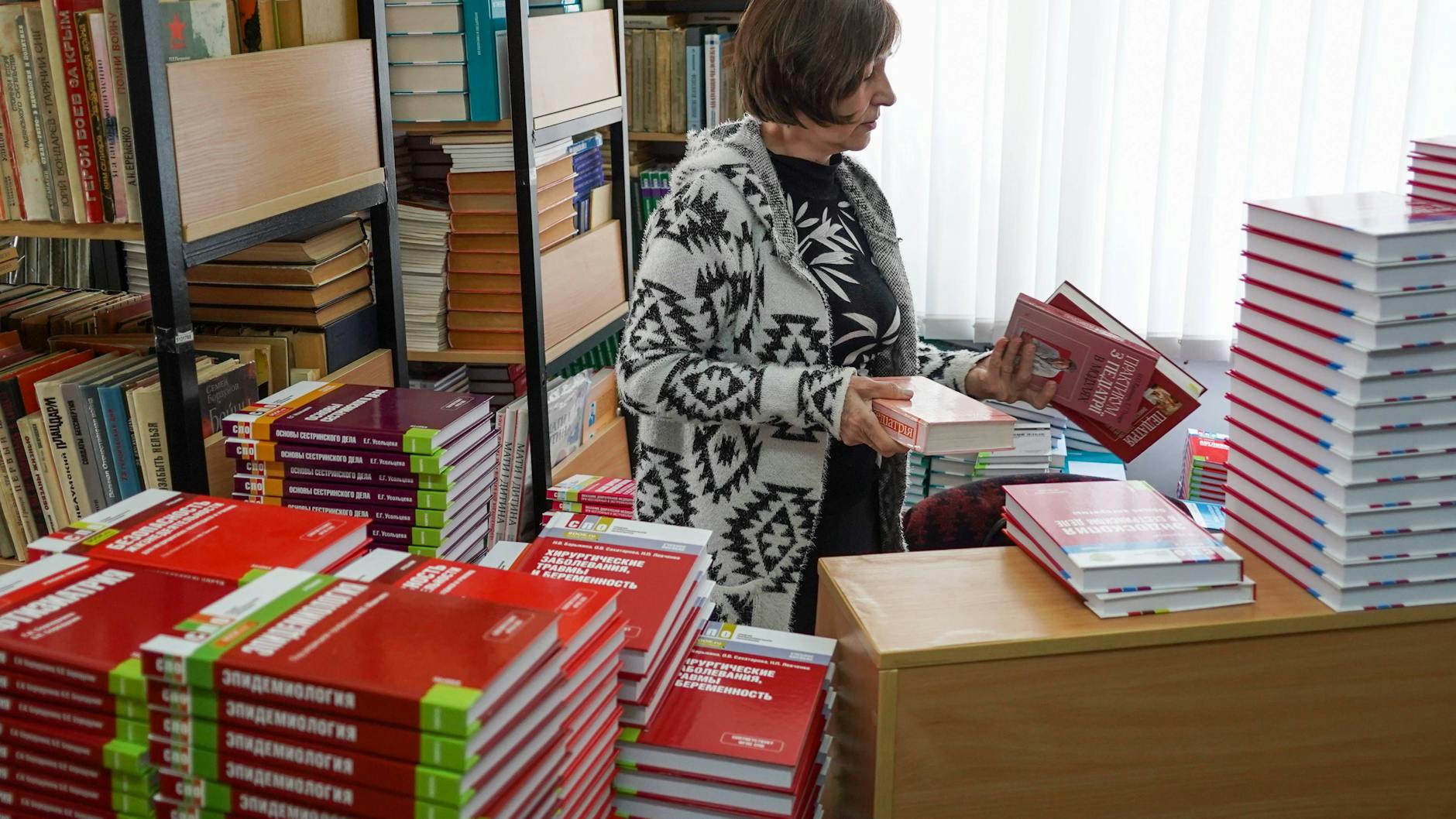 Inventur in einer Bibliothek in der von Russland besetzten ukrainischen Stadt Henitschejsk: Die russischen Behörden vernichten ukrainische Bücher und verbieten die Sprache in den besetzten Gebieten.
