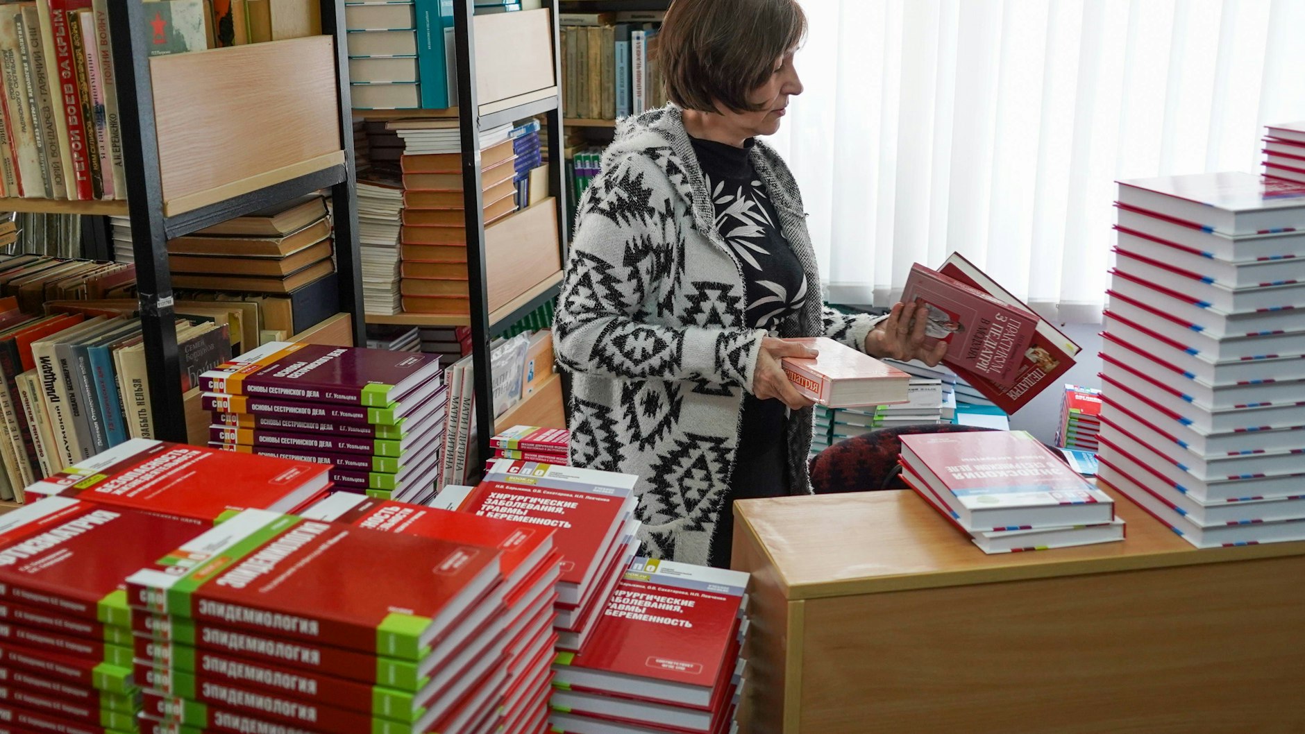 Inventur in einer Bibliothek in der von Russland besetzten ukrainischen Stadt Henitschejsk: Die russischen Behörden vernichten ukrainische Bücher und verbieten die Sprache in den besetzten Gebieten.