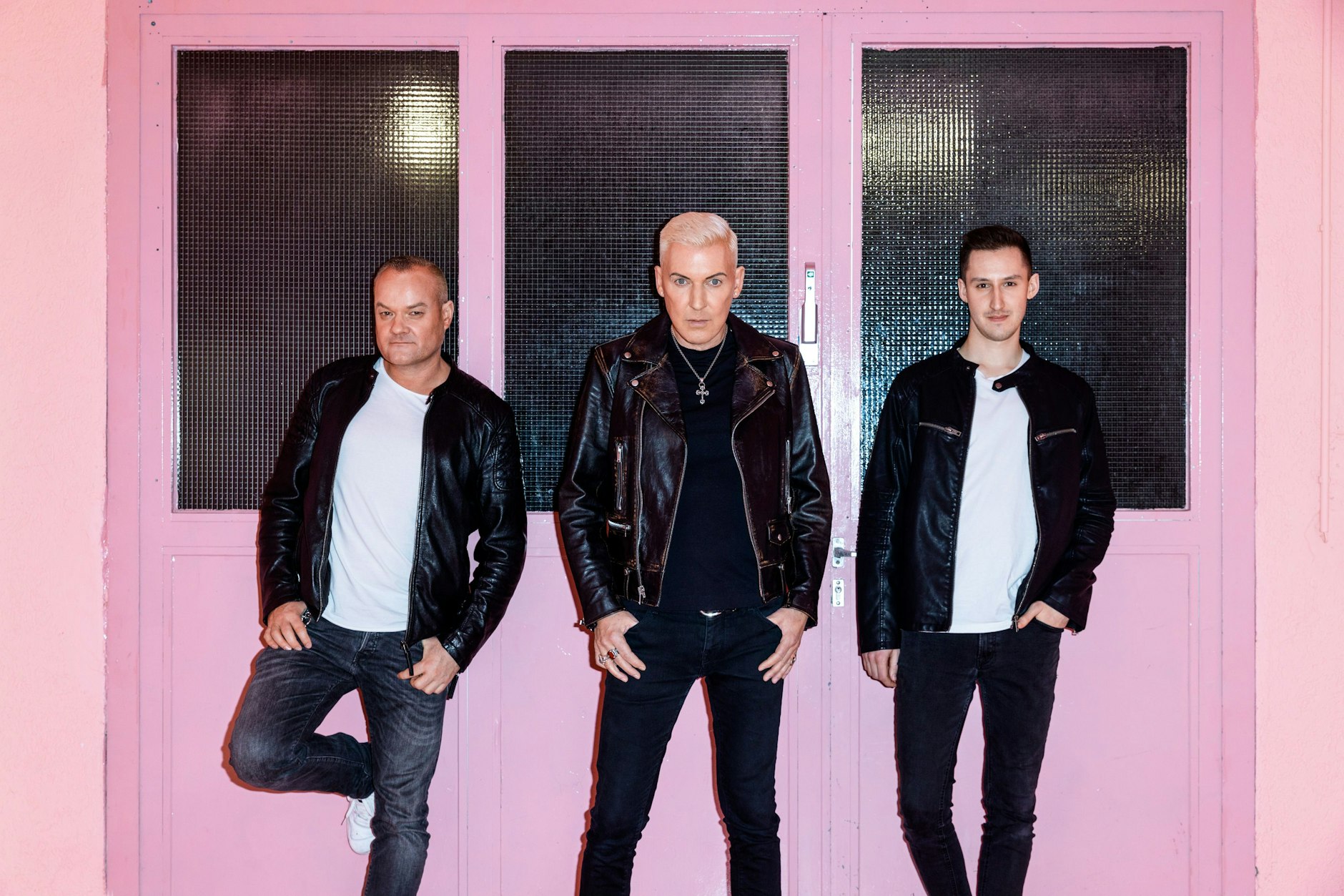 Scooter sind v.l.n.r.: Jay Frog, H.P. Baxxter und Marc Blou – hier vor barbiehaftem Pink.