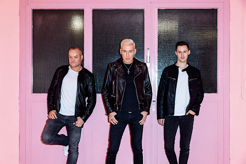 Scooter sind v.l.n.r.: Jay Frog, H.P. Baxxter und Marc Blou – hier vor barbiehaftem Pink.