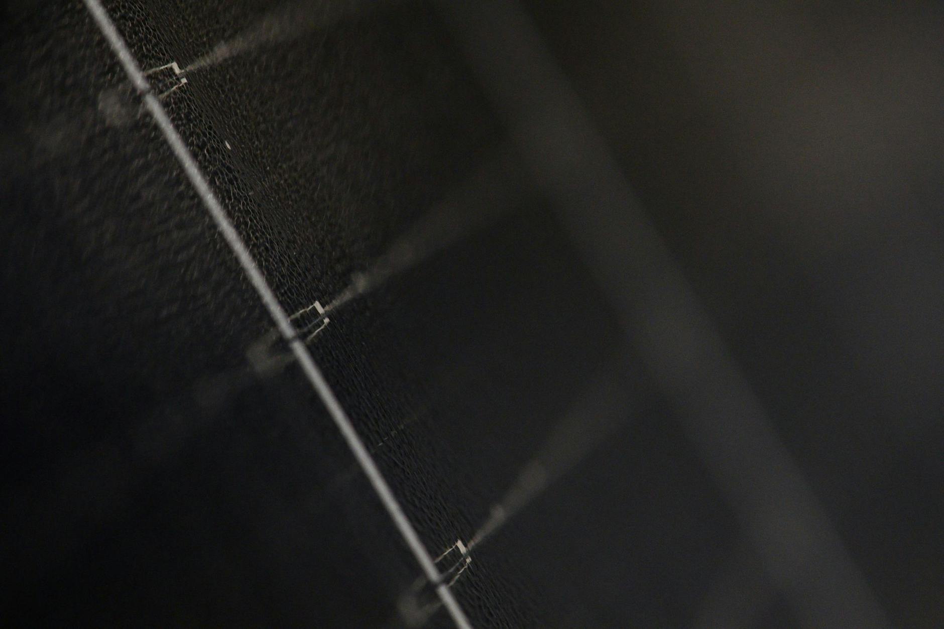 Die Zelle eines Photovoltaikpanels ganz groß: Durch diese feinen Stromabnehmer fließt die durch Sonnenlicht gewonnene Energie. Installiert wurden die Aufdach-Photovoltaikanlagen 2023 im VGP-Park in Sülzetal, dem zweitgrößten in Deutschland.