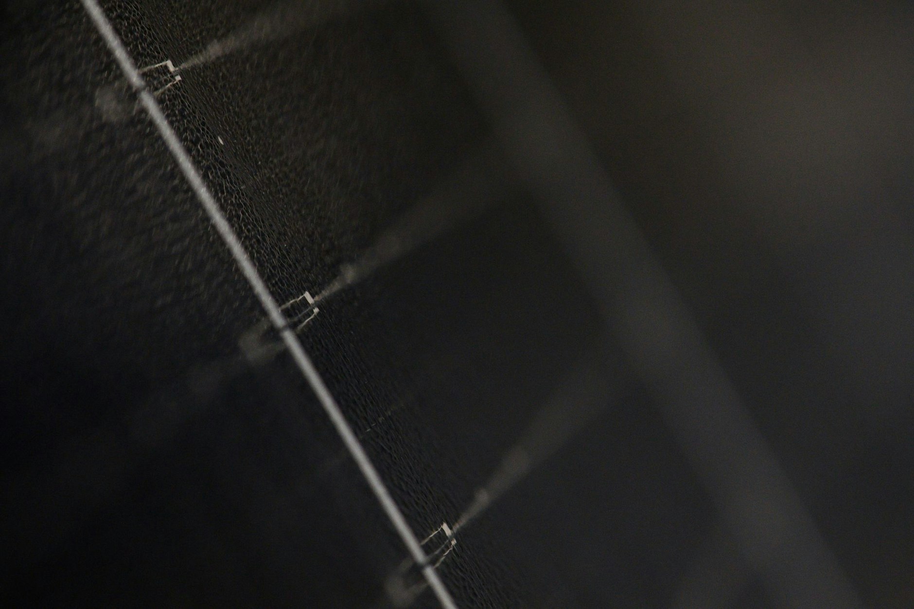 Die Zelle eines Photovoltaikpanels ganz groß: Durch diese feinen Stromabnehmer fließt die durch Sonnenlicht gewonnene Energie. Installiert wurden die Aufdach-Photovoltaikanlagen 2023 im VGP-Park in Sülzetal, dem zweitgrößten in Deutschland.  