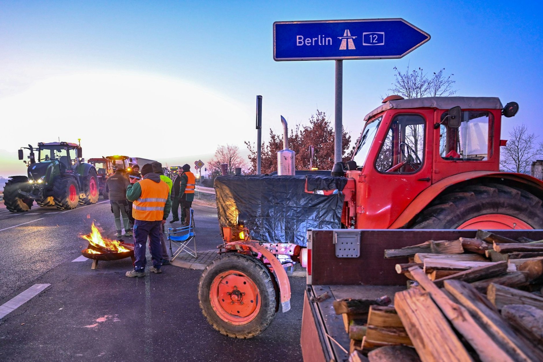 Landwirte blockieren mit ihren Fahrzeugen Autobahnauffahrten in Berlin und Brandenburg.