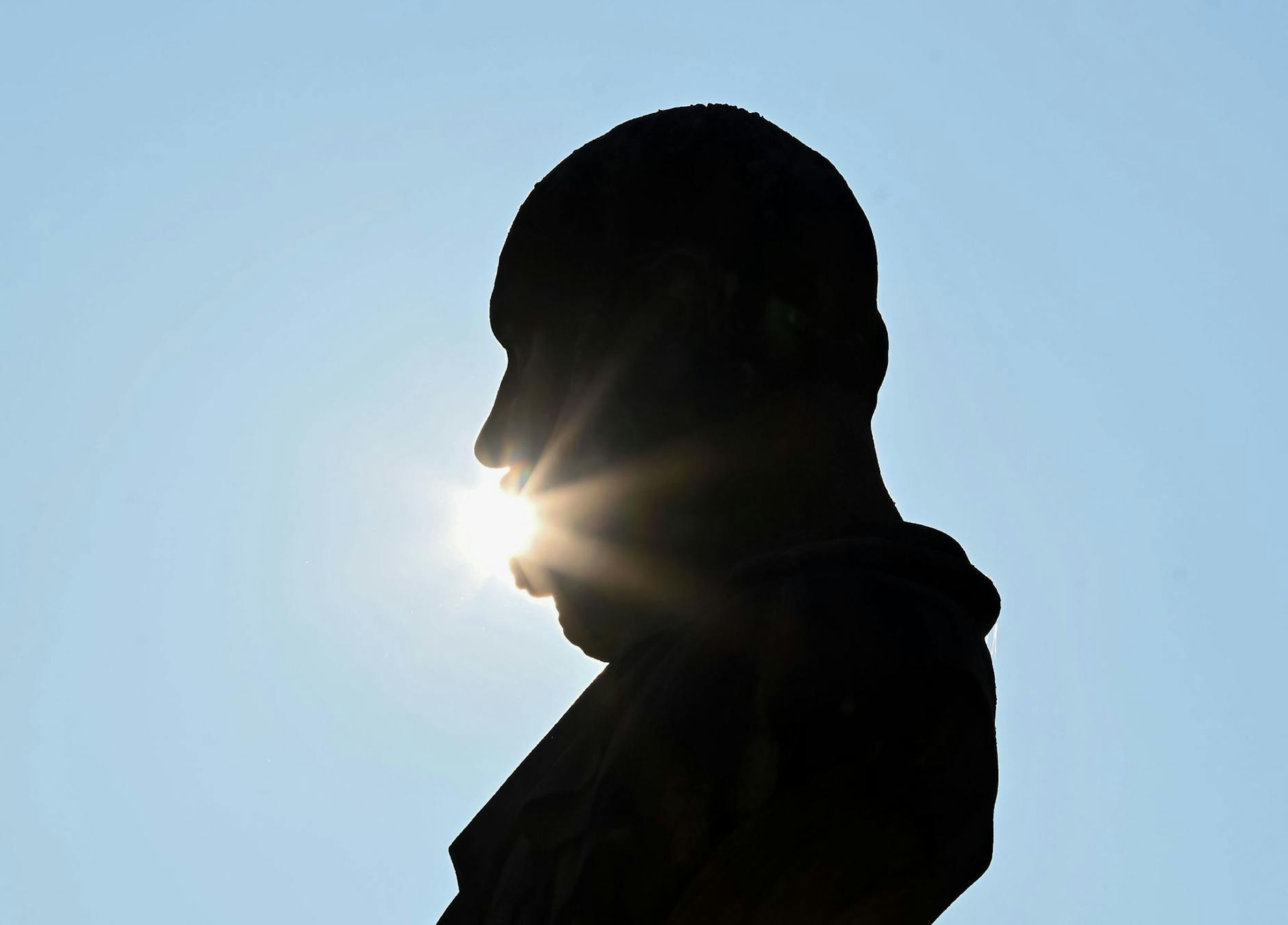 Sonnenstrahlen tauchen das Denkmal von Kaiser Wilhelm I. in Baden-Baden in ein neues Licht.