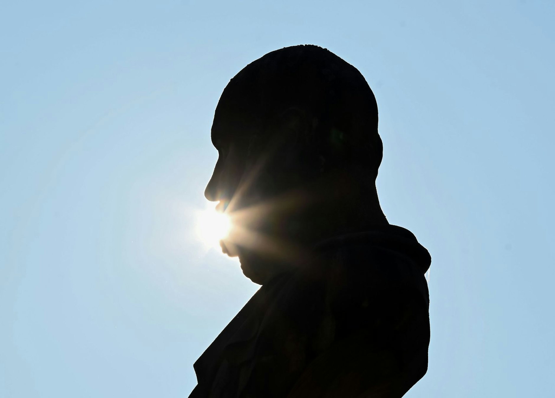 Sonnenstrahlen tauchen das Denkmal von Kaiser Wilhelm I. in Baden-Baden in ein neues Licht.  