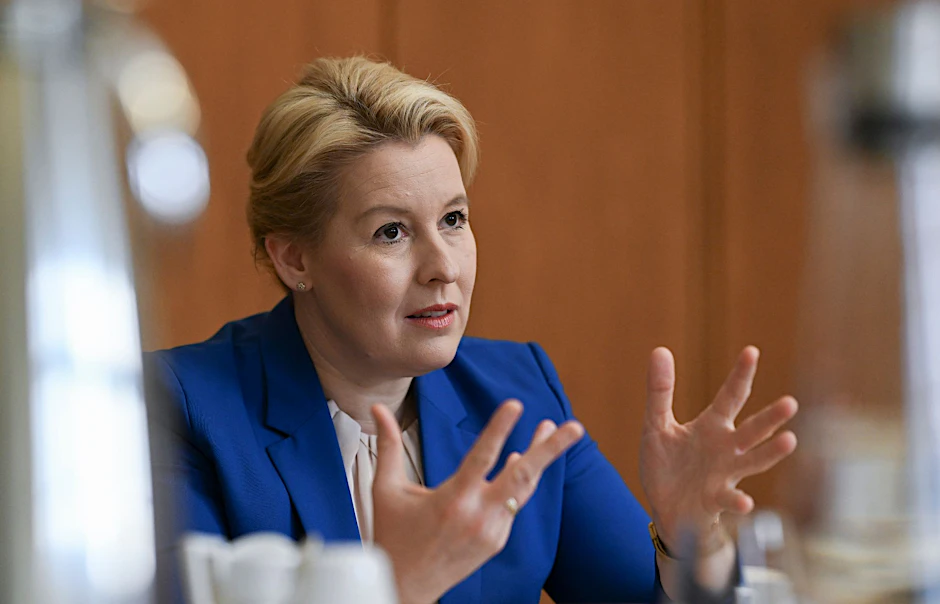 ARCHIV - Franziska Giffey (SPD), Berliner Senatorin für Wirtschaft, Energie und Betriebe, in ihrem Büro im Roten Rathaus.  