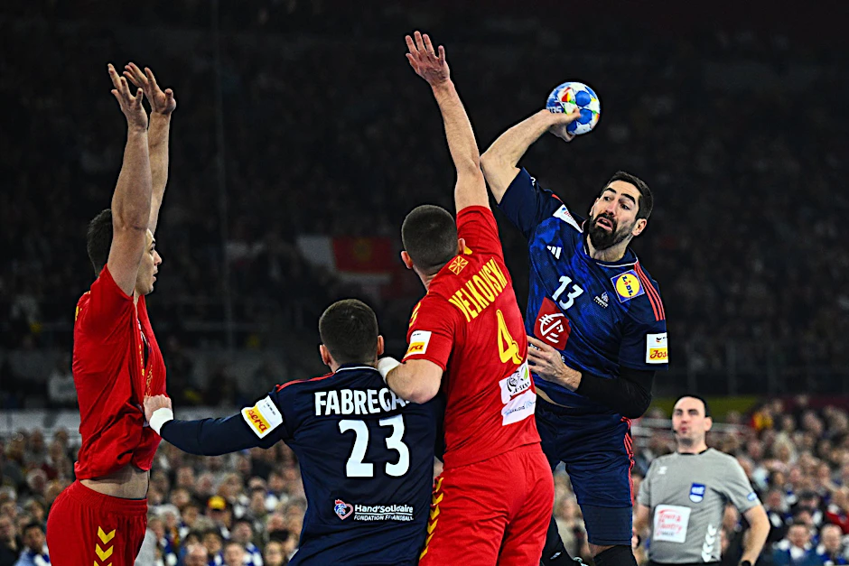 Die Franzosen um Nikola Karabatic (r) setzten sich zum Auftakt der EM gegen Nordmazedonien durch.  