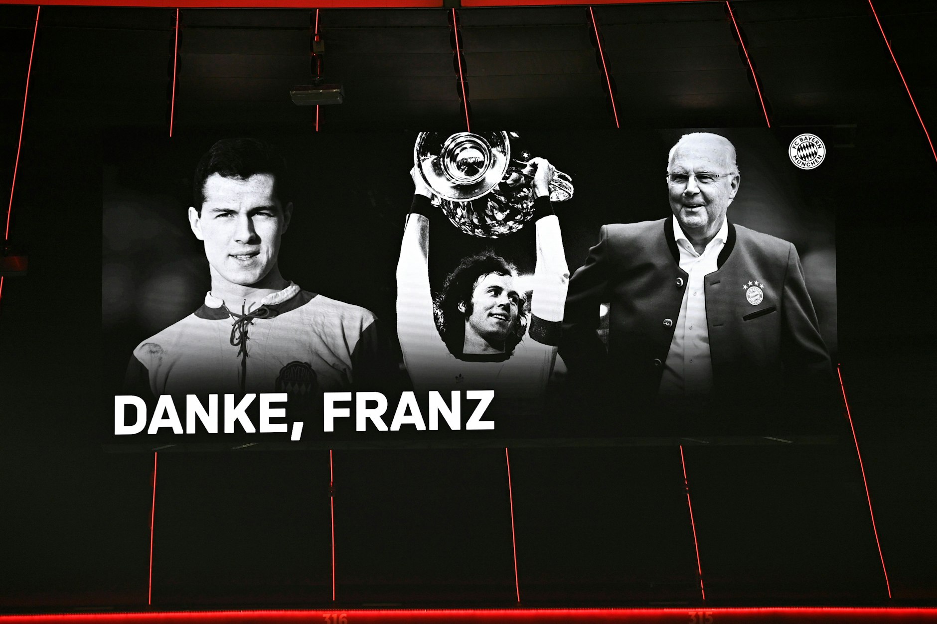 Das erste Bundesliga-Spiel des deutschen Rekordmeisters gegen die TSG 1899 Hoffenheim stand am Freitagabend ganz im Gedenken an Franz Beckenbauer, der am vergangenen Sonntag im Alter von 78 Jahren gestorben ist. 