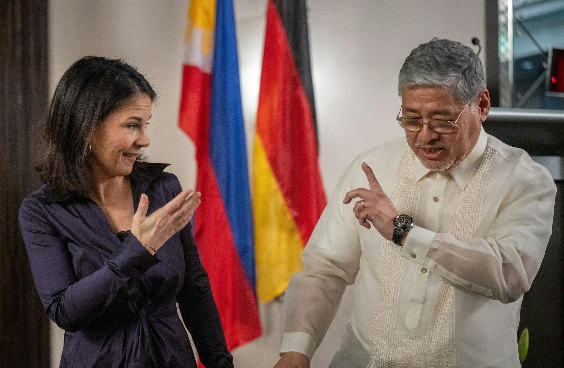 dpatopbilder - Außenministerin Annalena Baerbock im Austausch mit ihrem Amtskollegen, Enrique Manalo, Außenminister der Philippinen.