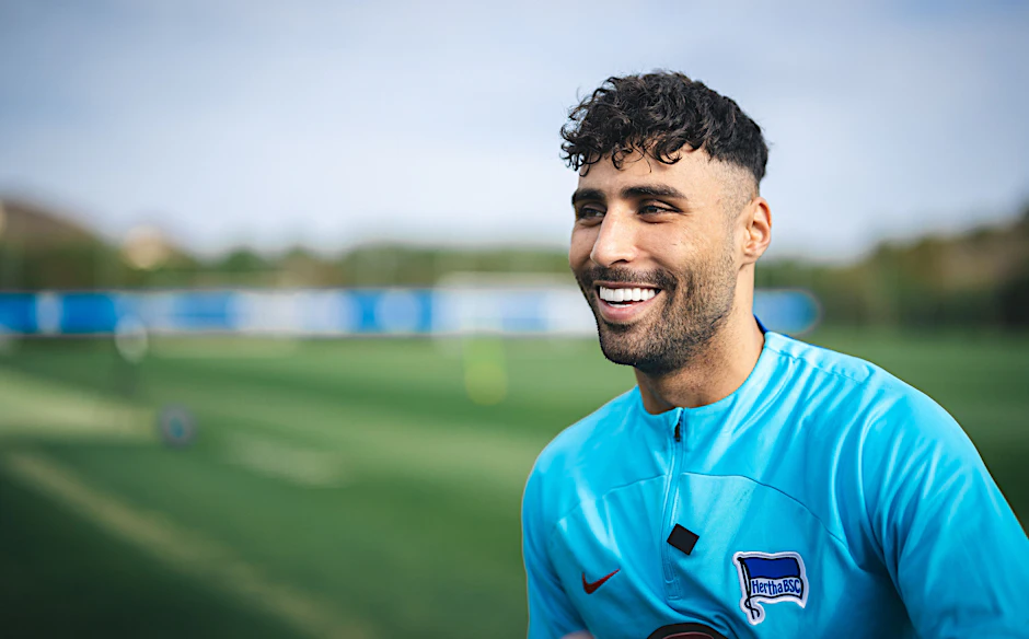 Nader Jindaoui von Hertha BSC stellt sich nach dem Training in La Manga den Fragen der Reporter.