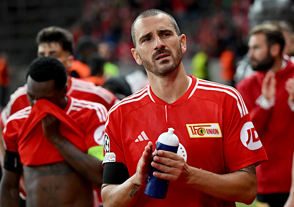 ARCHIV - Unions Leonardo Bonucci bedankt sich nach dem Spiel bei den Fans.  