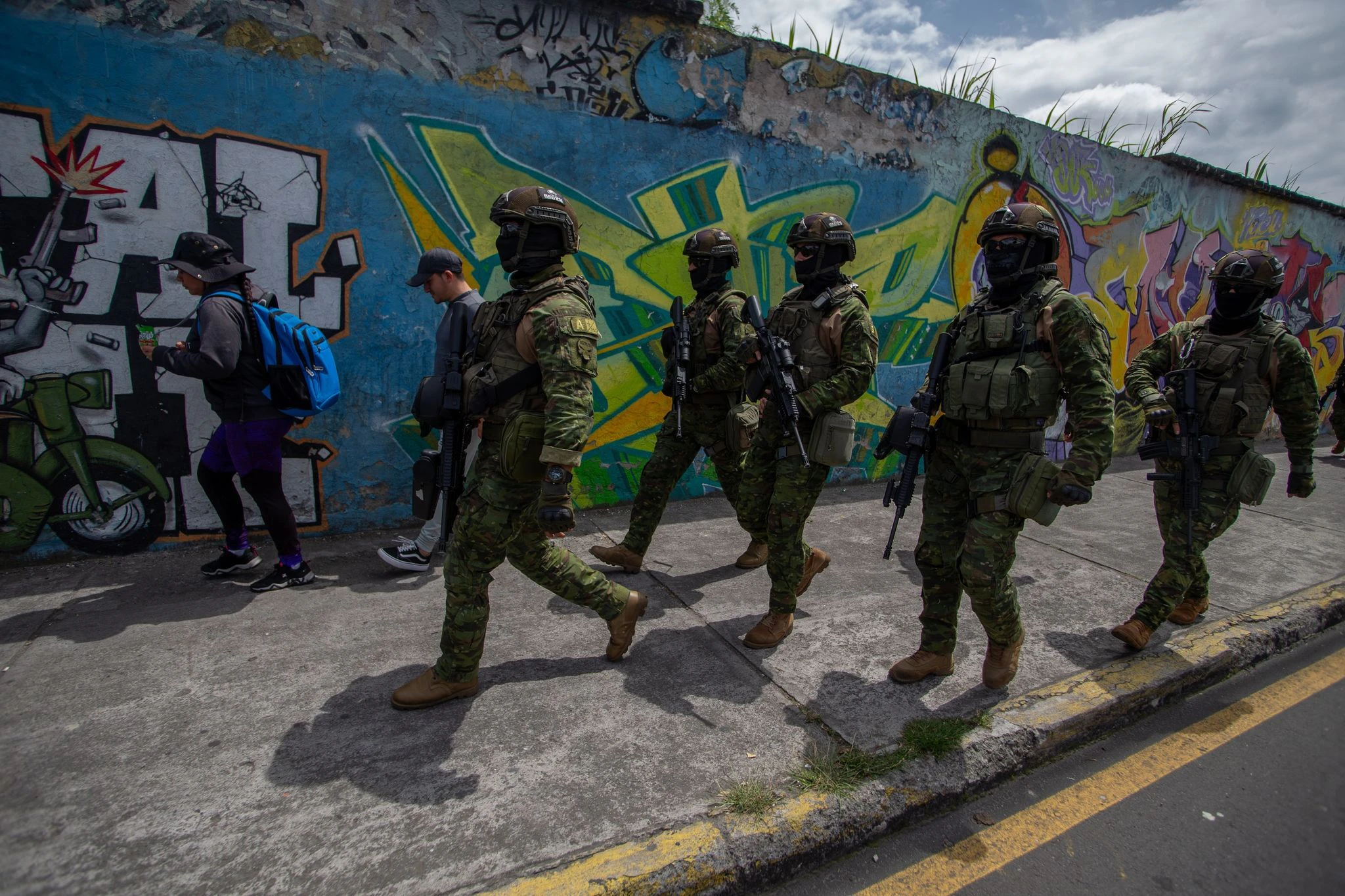 Die ecuadorianische Regierung hat rund 20 kriminelle Gruppen per Dekret als terroristische Organisationen deklariert und Streitkräfte in den Kampf gegen Gangs geschickt. Mehrere Banden mit Verbindungen zu mächtigen mexikanischen Kartellen kämpfen um die Kontrolle über die Routen des Drogenhandels.  