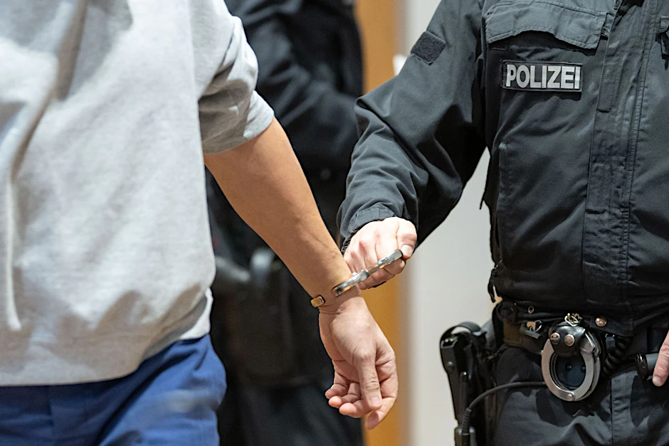 Der angeklagte Lkw-Fahrer wird in den Gerichtssaal geführt.  