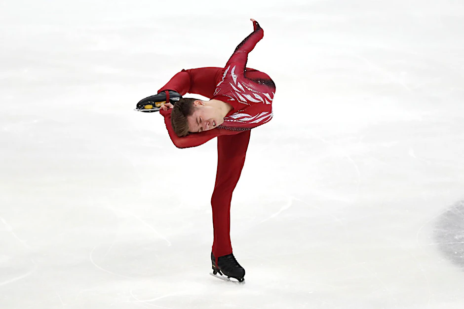 Elegenat auf dem Eis: Nikita Starostin aus Deutschland beeindruckt bei der Europameisterschaft im Eiskunstlauf mit seinem Talent.  