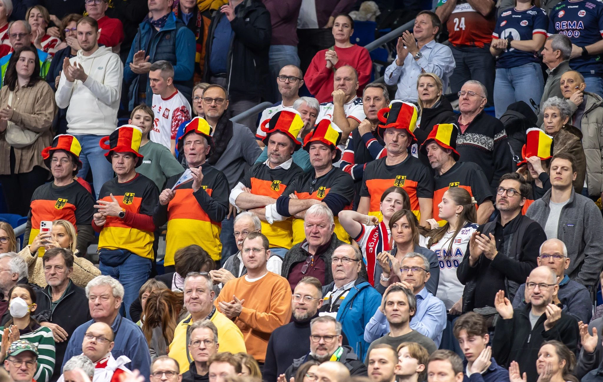 Auch wenn Deutschland nicht spielt, sorgen deutsche Fans bei der Handball-EM im eigenen Land für Stimmung. In der Mercedes-Benz Arena in Berlin sahen sie dabei zu, wie sich Norwegen mit 32:21 gegen Polen durchsetzte.  