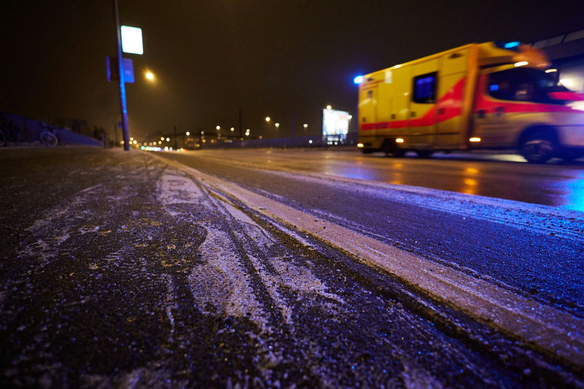 Achtung, Blitzeis! Auf den Straßen in Berlin und Brandenburg hatte sich ab Donnerstagnachmittag gefährliche Eisglätte gebildet. Sie hielt auch am Freitag an.&nbsp;