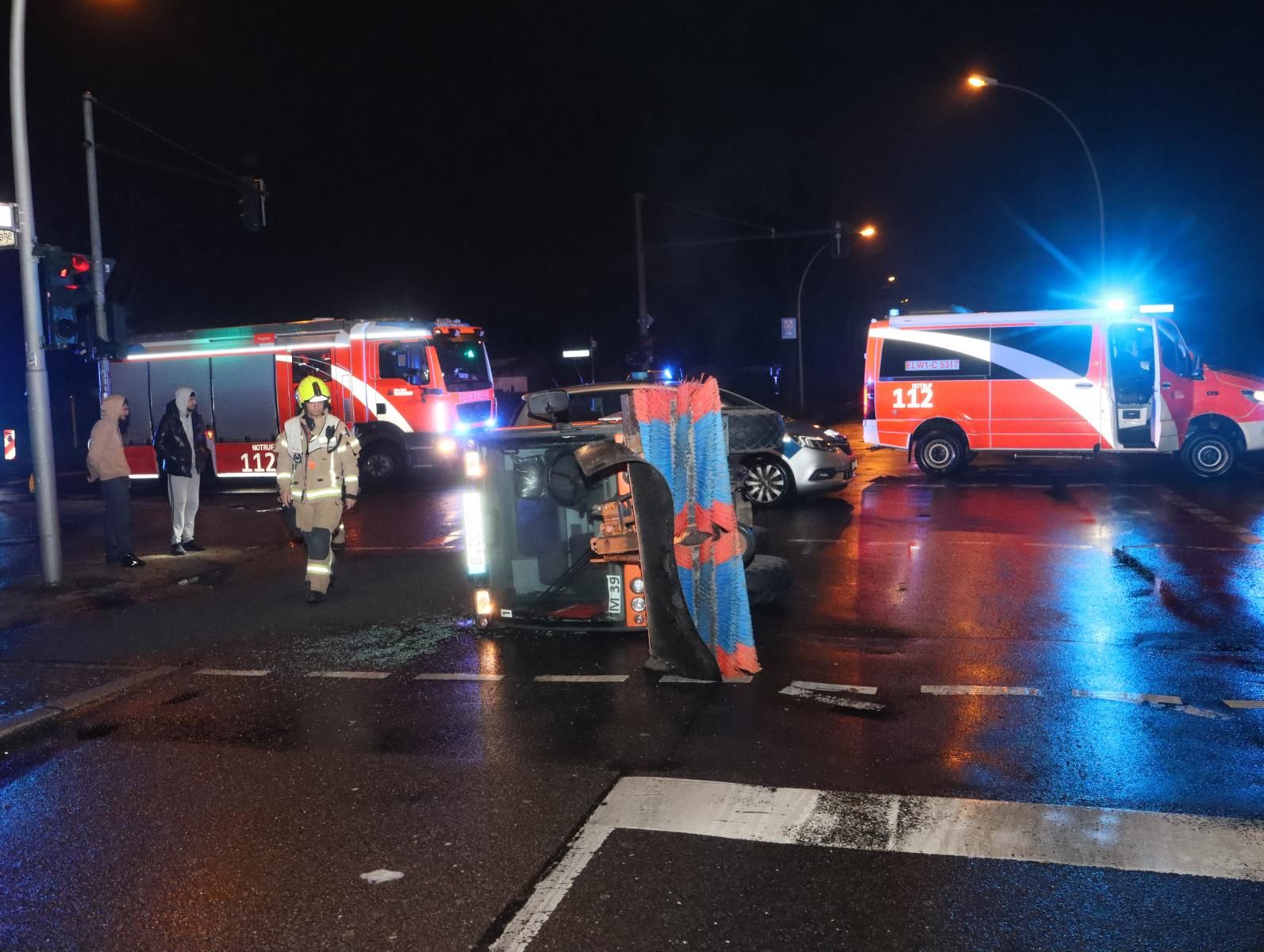 Mehr als 50 Stürze, eine Messerstecherei und noch mehr – so lief die Nacht in Berlin