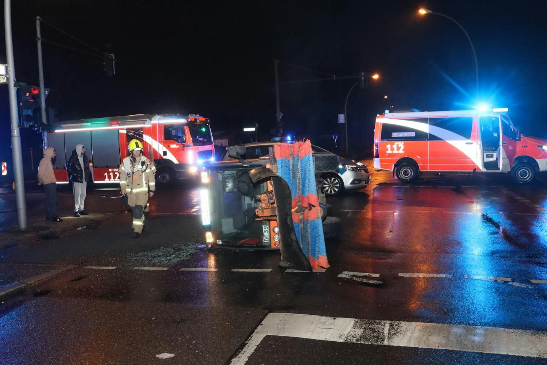 Ein Streufahrzeug in Köpenick kippte um, musste von der Feuerwehr geborgen werden.