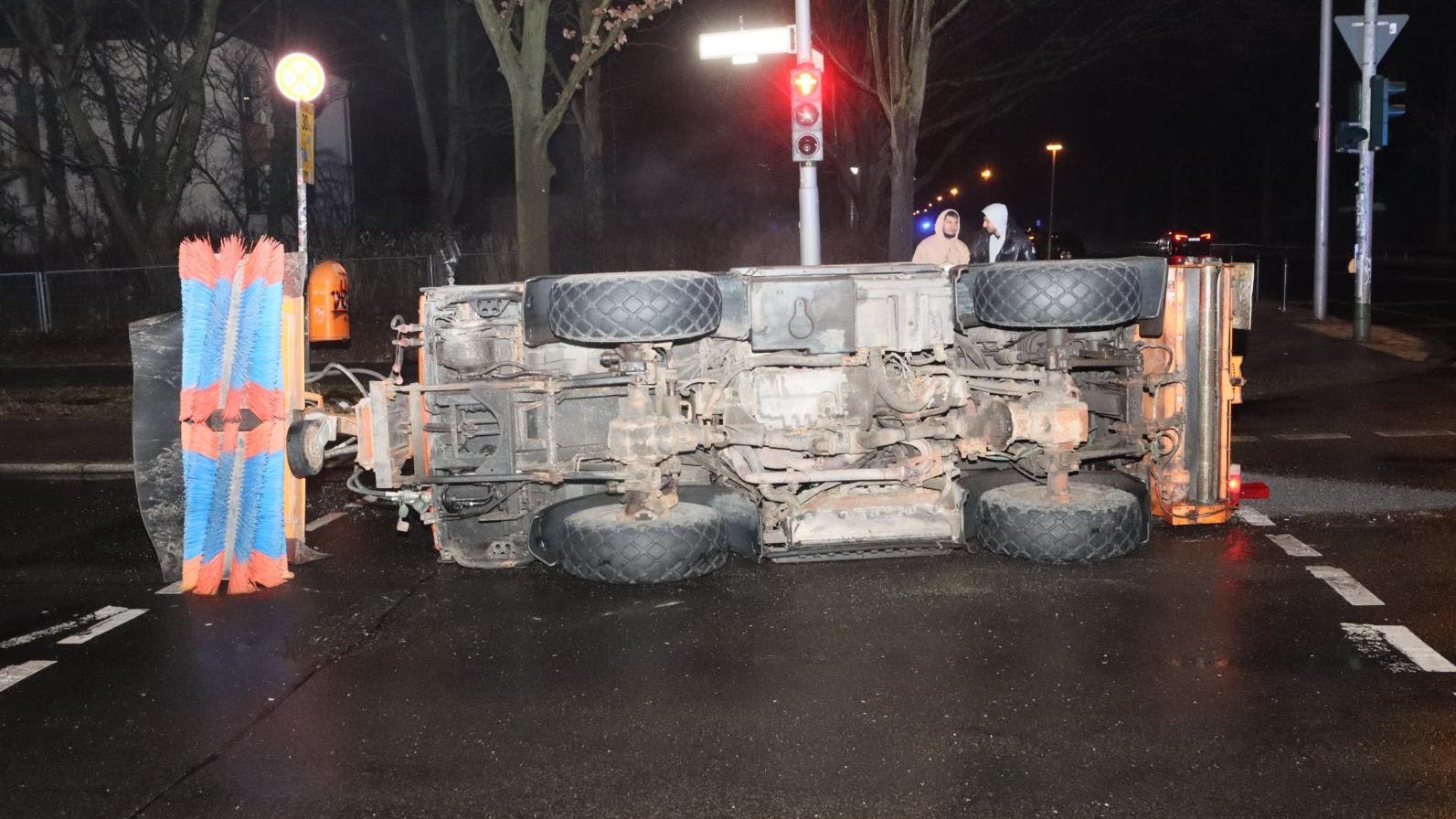 Die Insassen des umgekippten Streufahrzeugs in Köpenick blieben unverletzt.