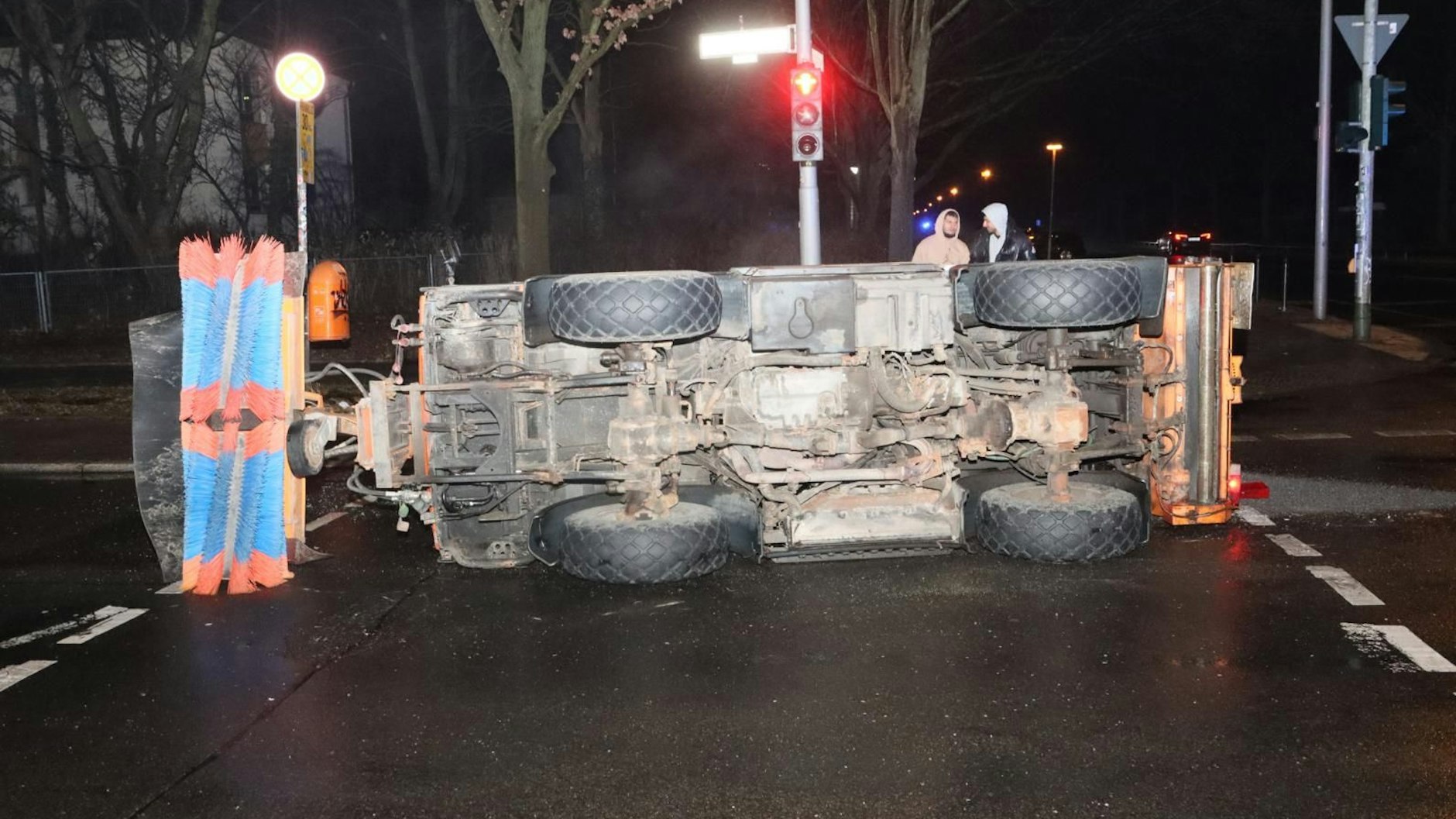 Die Insassen des umgekippten Streufahrzeugs in Köpenick blieben unverletzt.