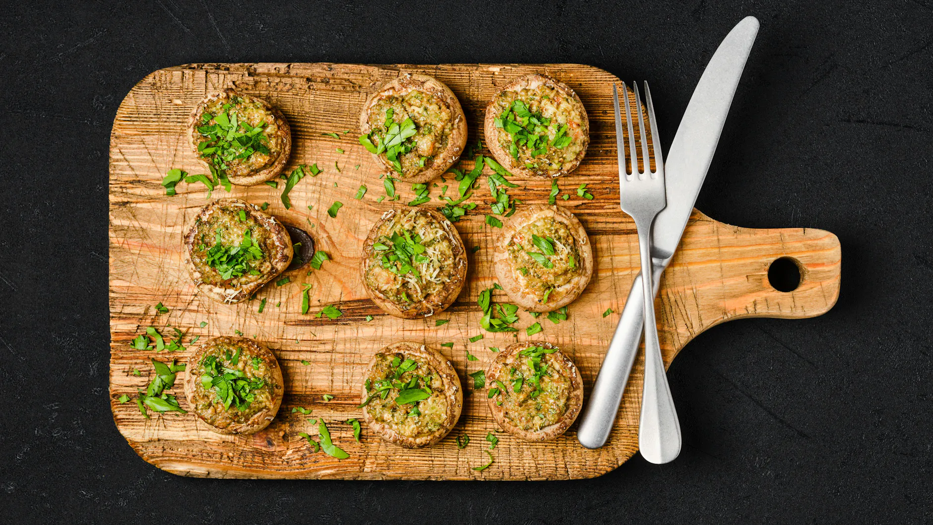 Ob als Fingerfood, Beilage oder Party-Mitbringsel: Dieses Rezept für gefüllte Champignons mit Tomaten und Parmesan schmeckt bei vielen Gelegenheiten.