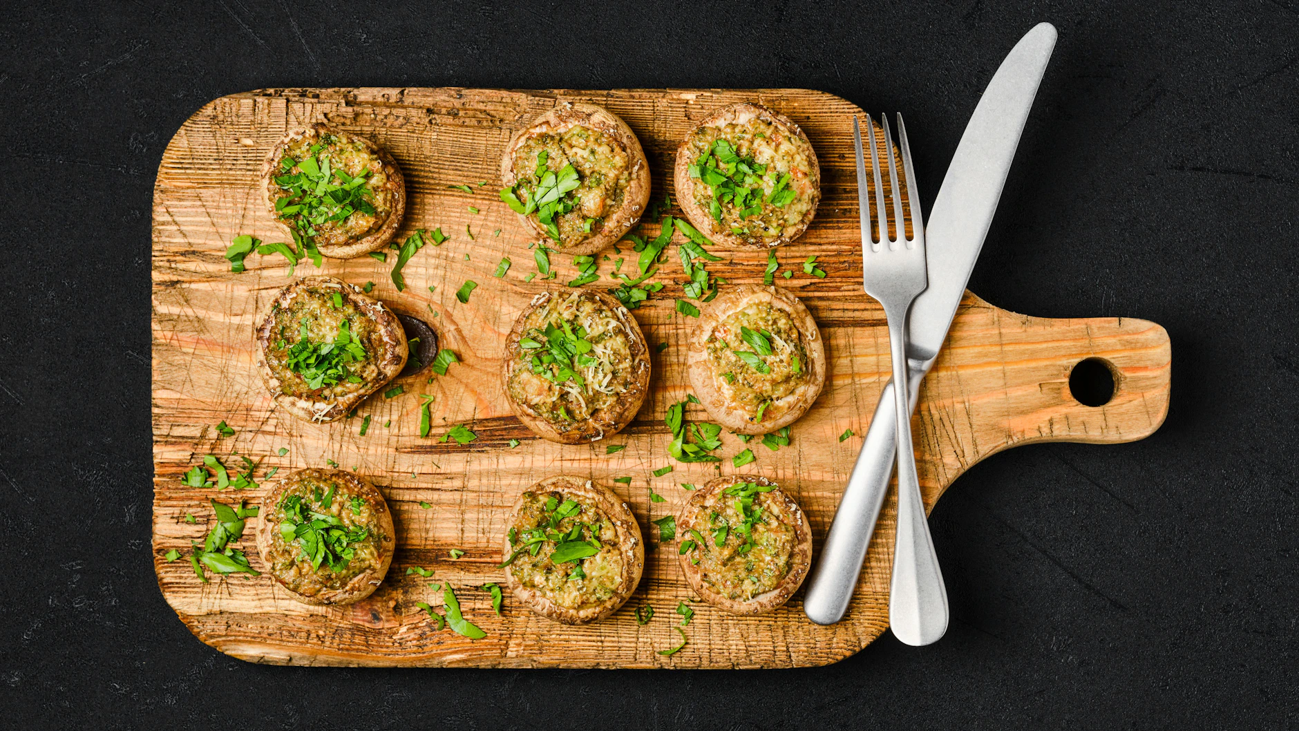 Ob als Fingerfood, Beilage oder Party-Mitbringsel: Dieses Rezept für gefüllte Champignons mit Tomaten und Parmesan schmeckt bei vielen Gelegenheiten.
