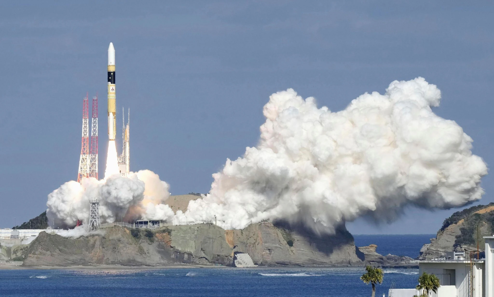 Eine japanische Rakete vom Typ «H2A» ist am Morgen von der Startrampe im Tanegashima Space Center abgefeuert worden. Japan arbeitet schon seit längerem an seiner Mondmission.  