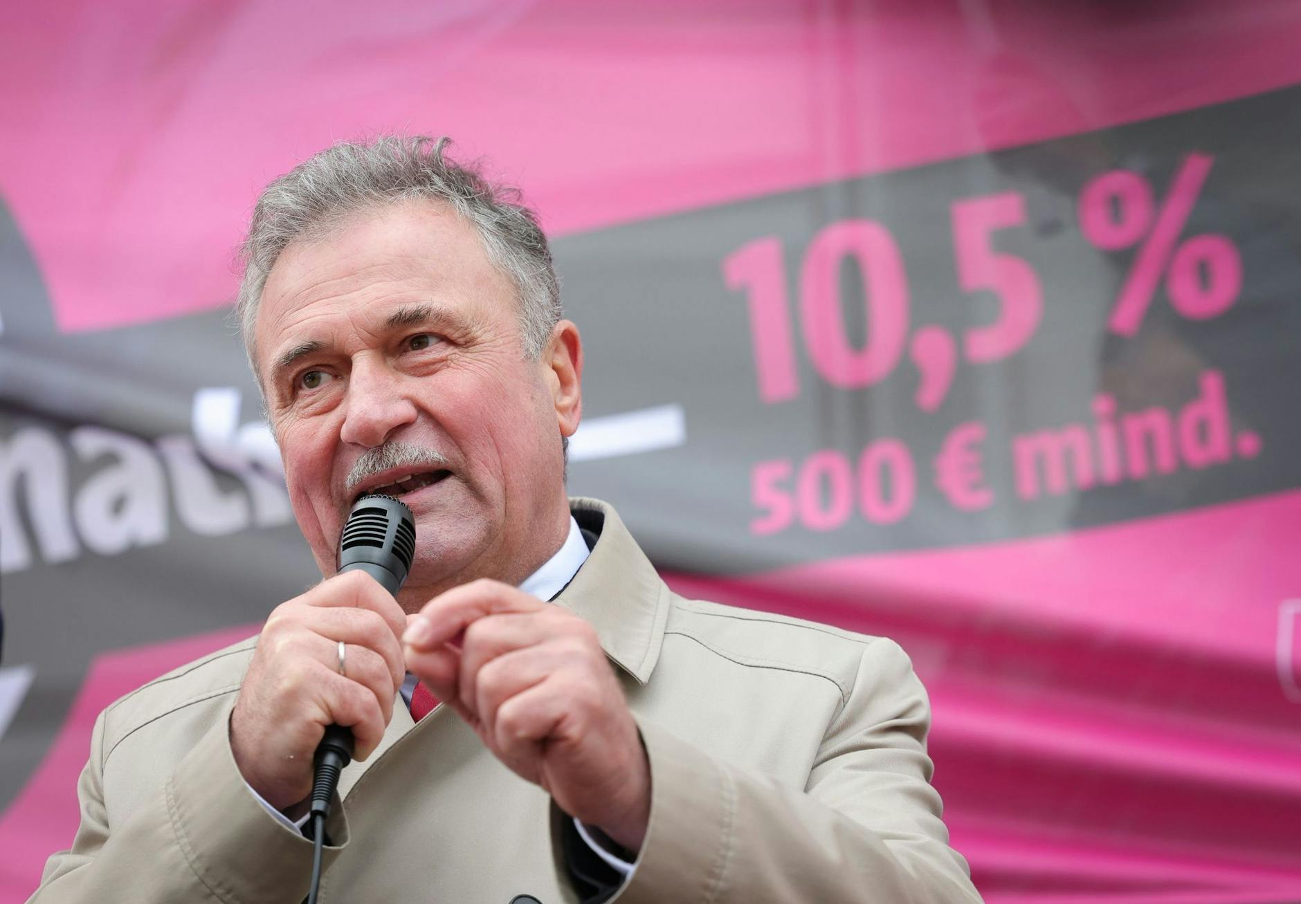 ARCHIV - Die GDL-Mitglieder vertrauen auf sein Verhandlungsgeschick: Claus Weselsky.