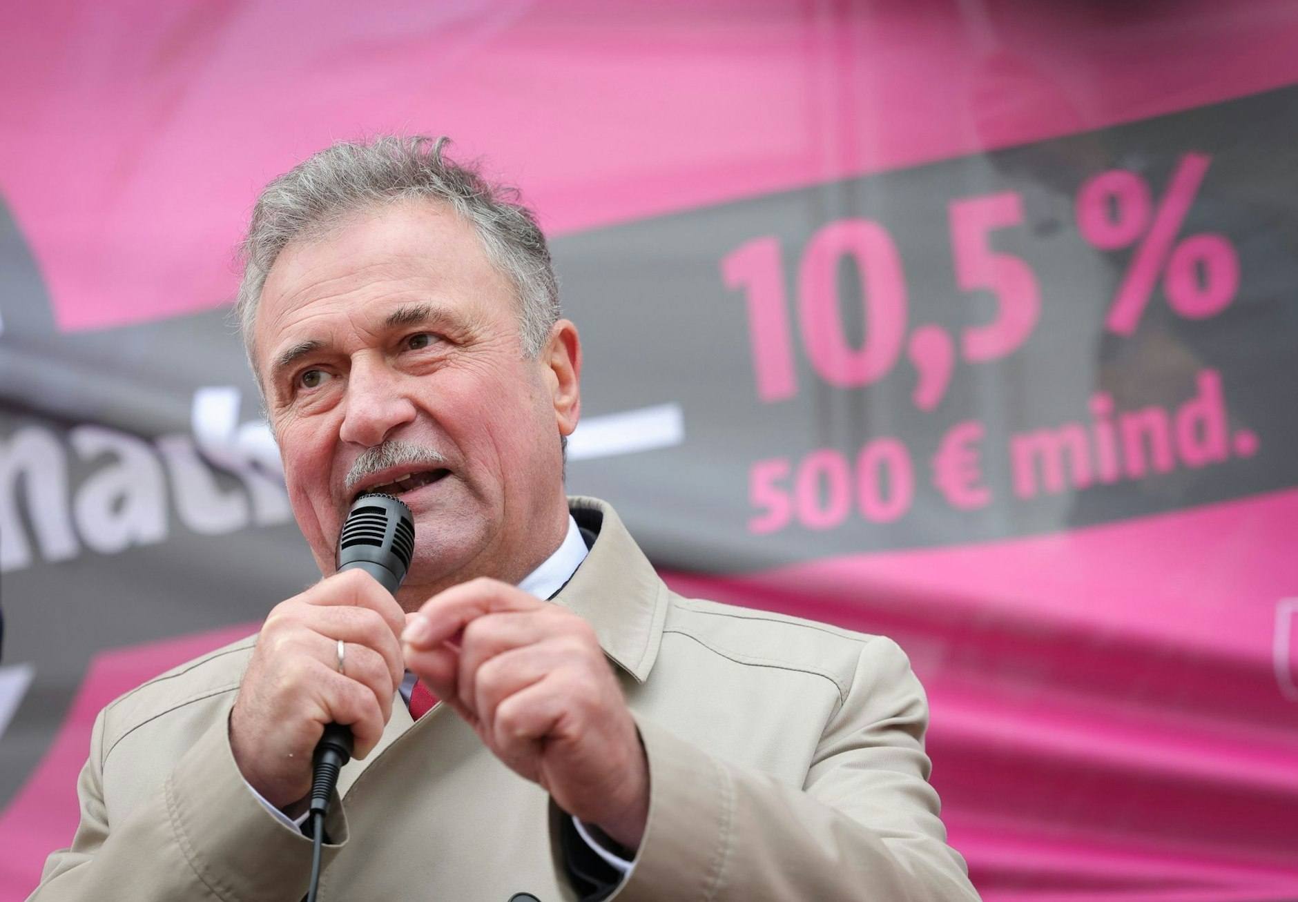 ARCHIV - Die GDL-Mitglieder vertrauen auf sein Verhandlungsgeschick: Claus Weselsky.  