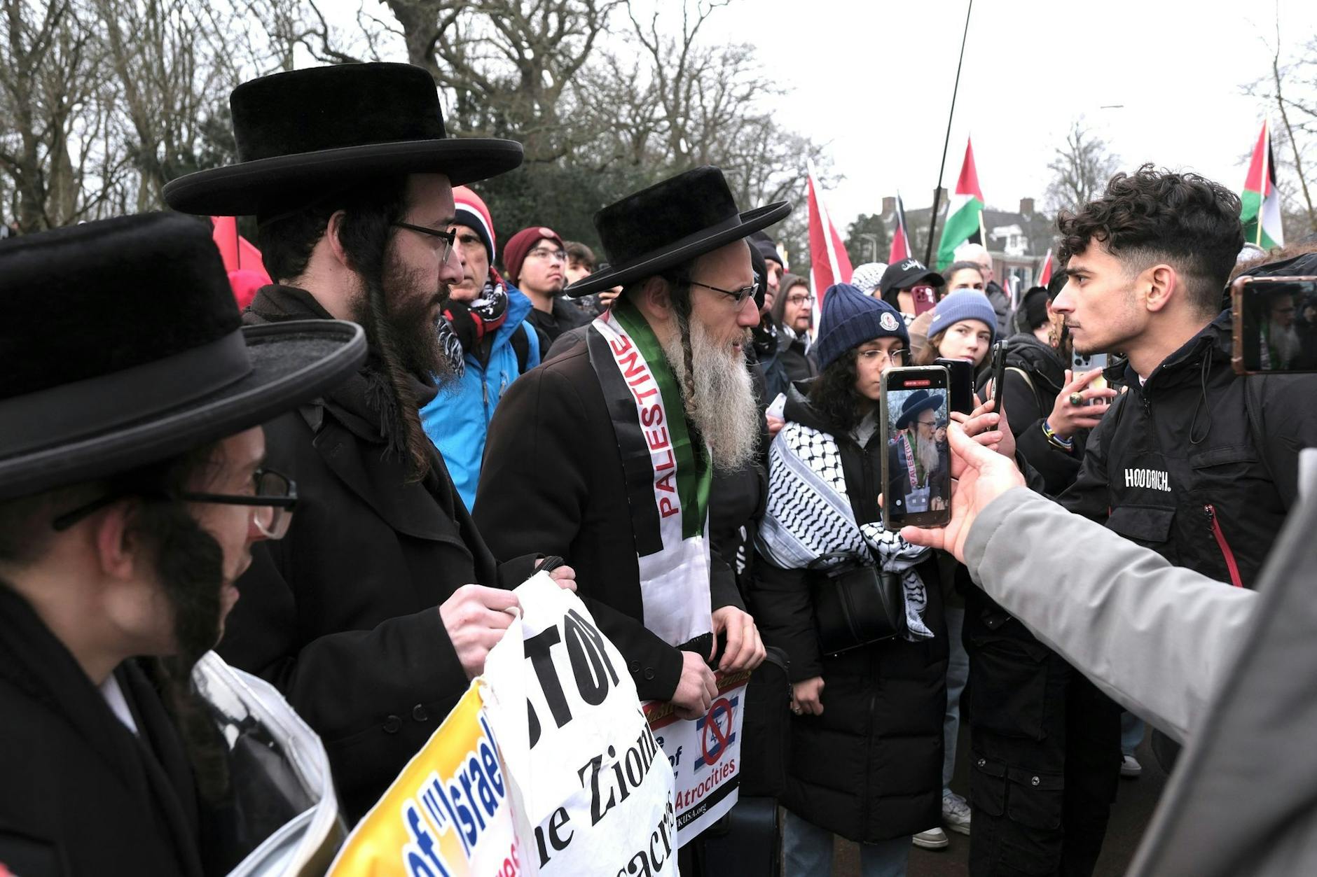 dpatopbilder - Begleitet von Demonstrationen hat vor dem Internationalen Gerichtshof in Den Haag die Anhörung zur Völkermord-Klage gegen Israel begonnen.